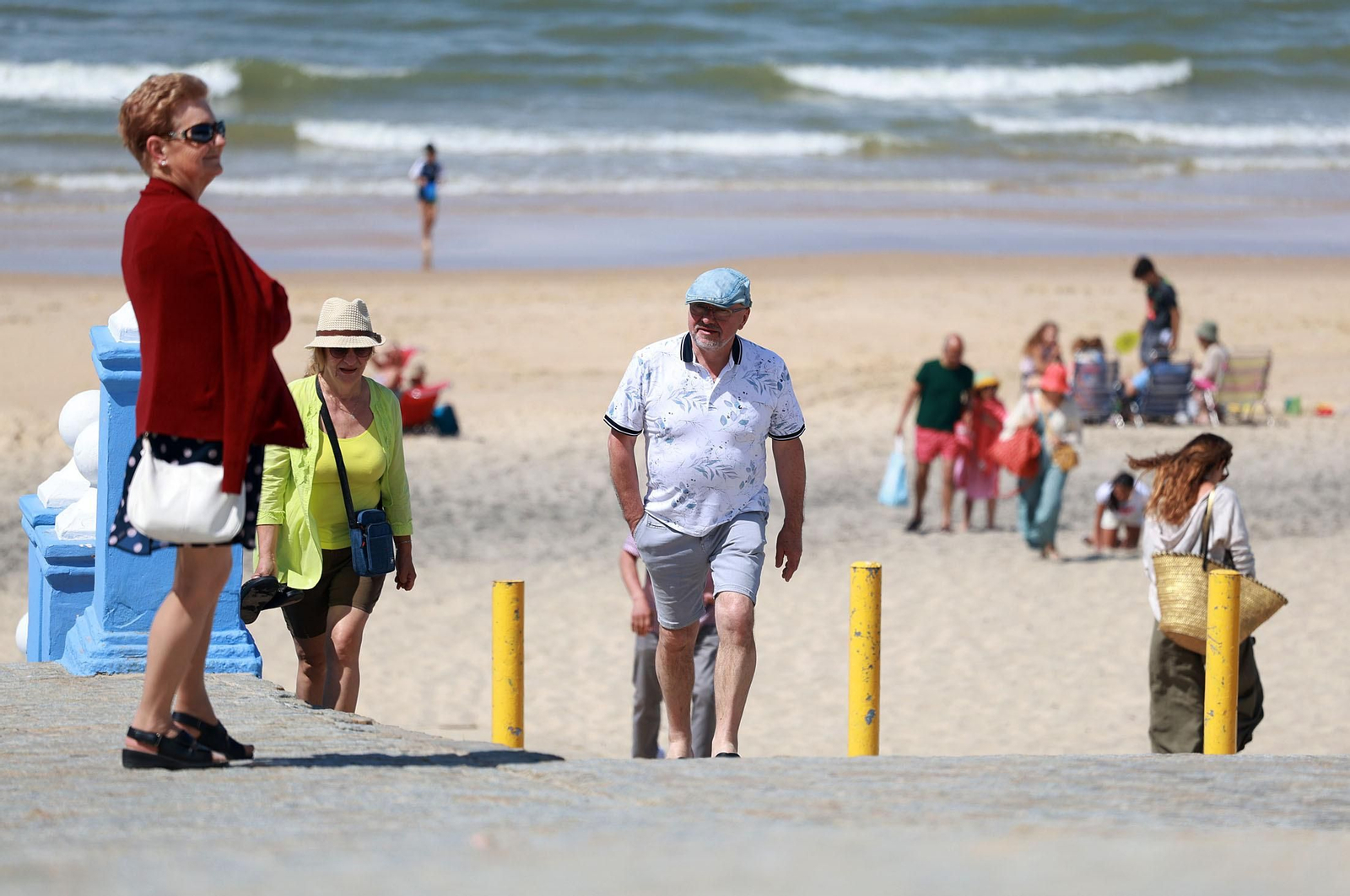 Imágenes del ambiente en las playas de Matalascañas y Mazagón durante la mañana del domingo