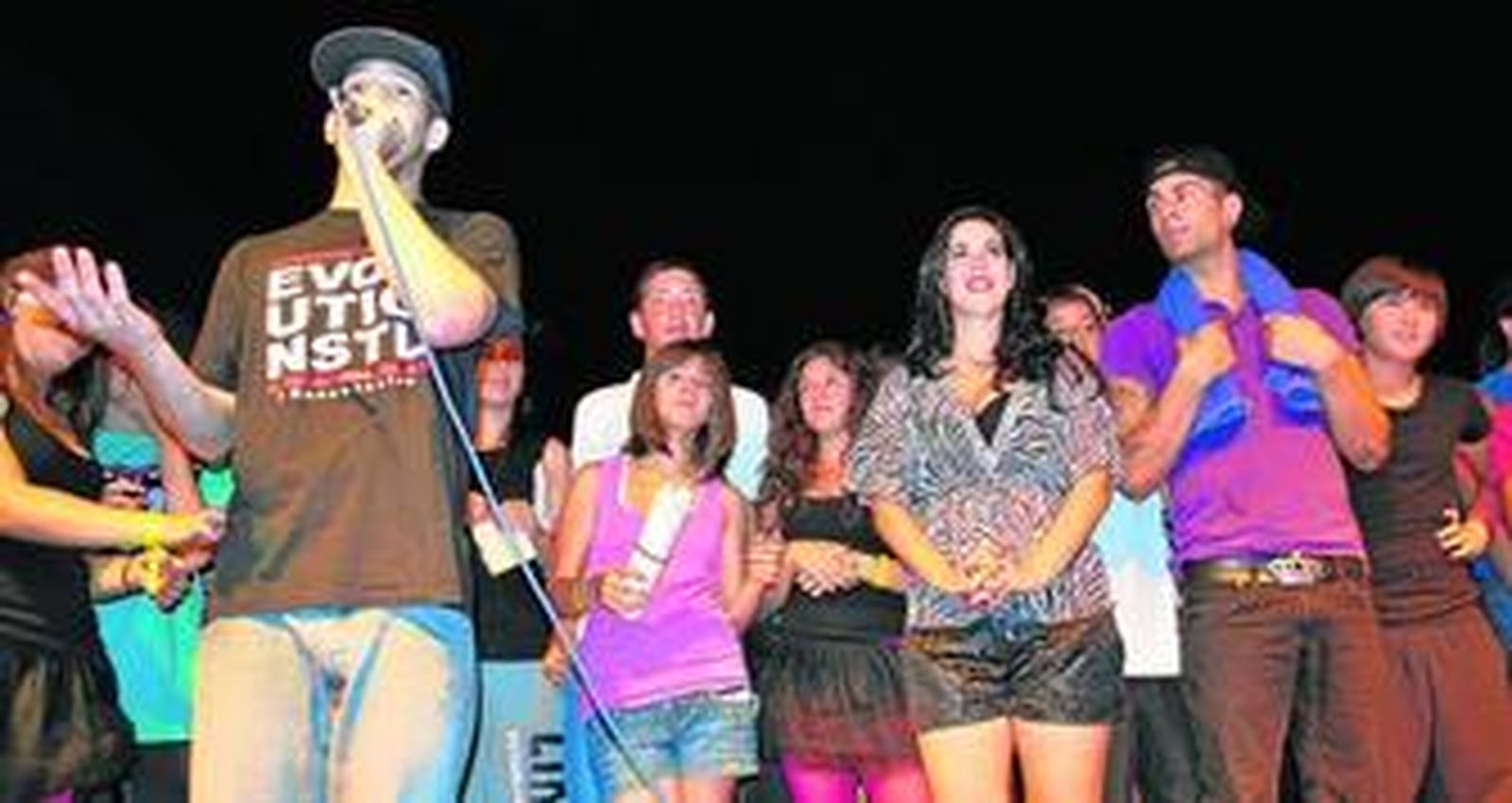 Los bailarines de Fama se dirigen al público durante el espectáculo celebrado en la noche del sábado.