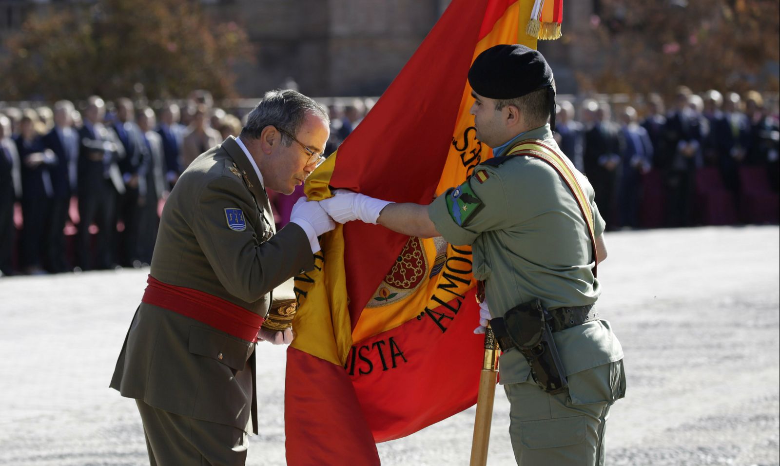 El teniente general Gómez de Salazar besa la bandera de España