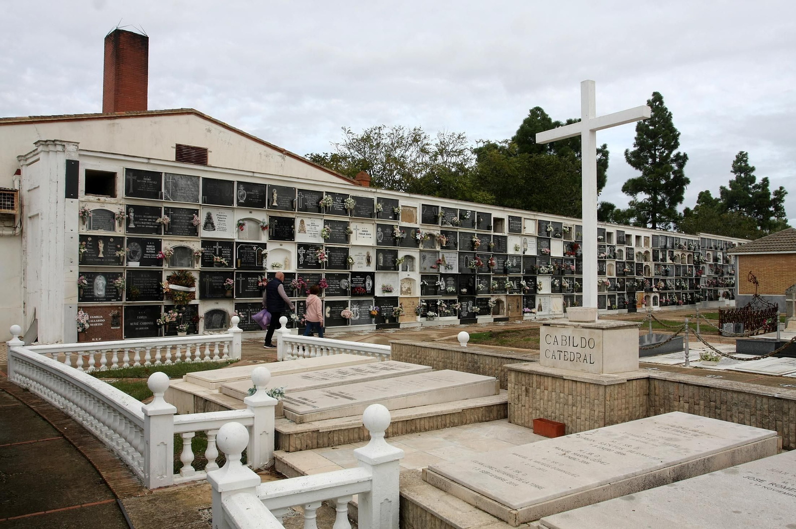 Imágenes del ambiente en el cementerio La Soledad, Huelva