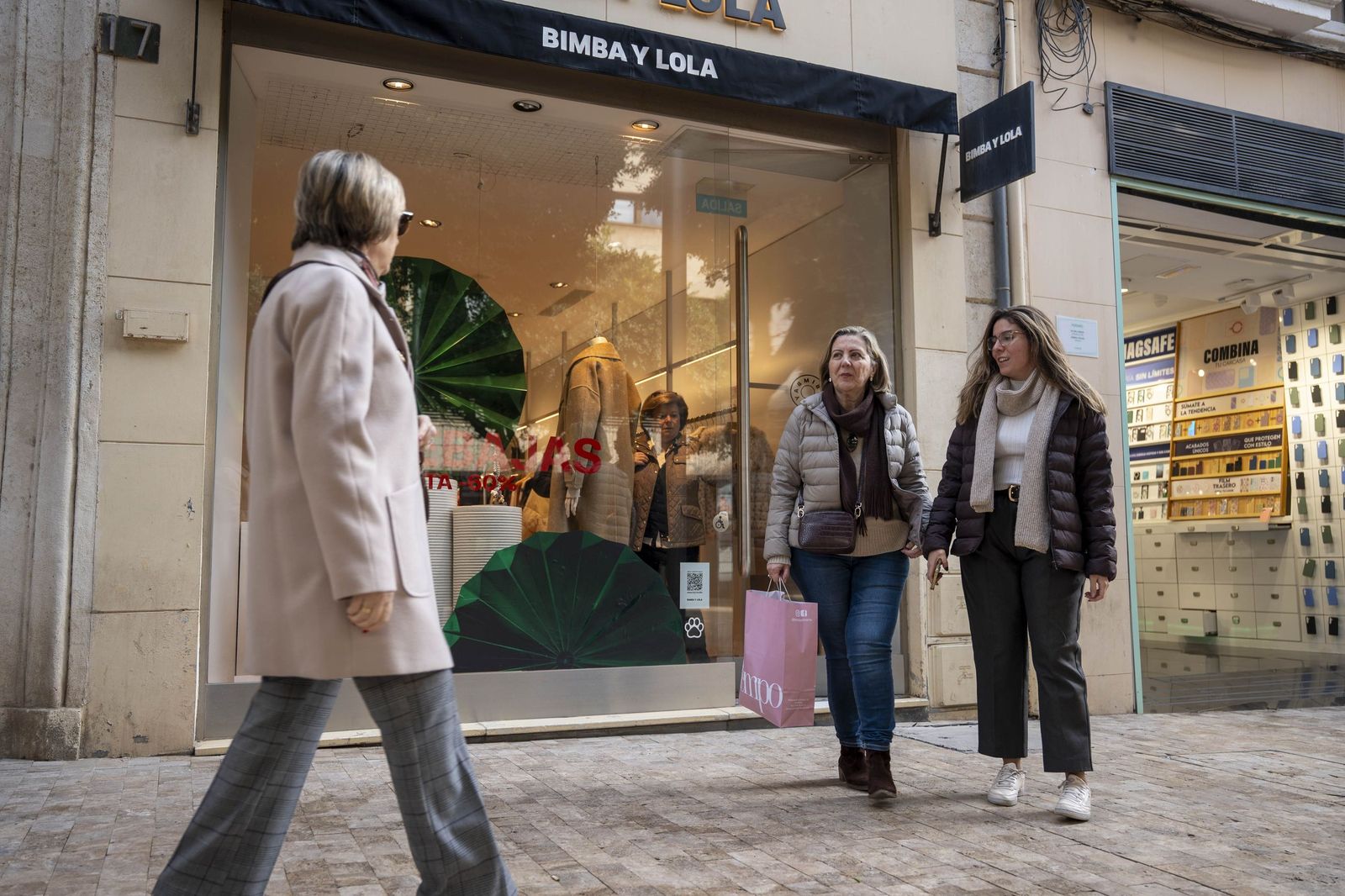El comienzo de la campaña de rebajas en Almería, en imágenes