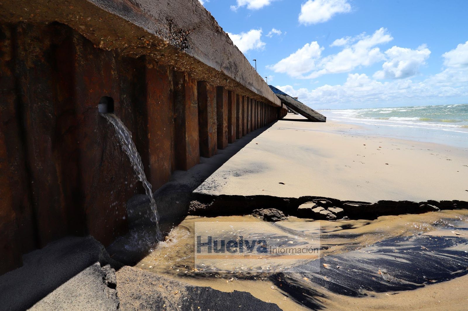 Imágenes de la zona de la playa de Matalascañas más afectada por el temporal