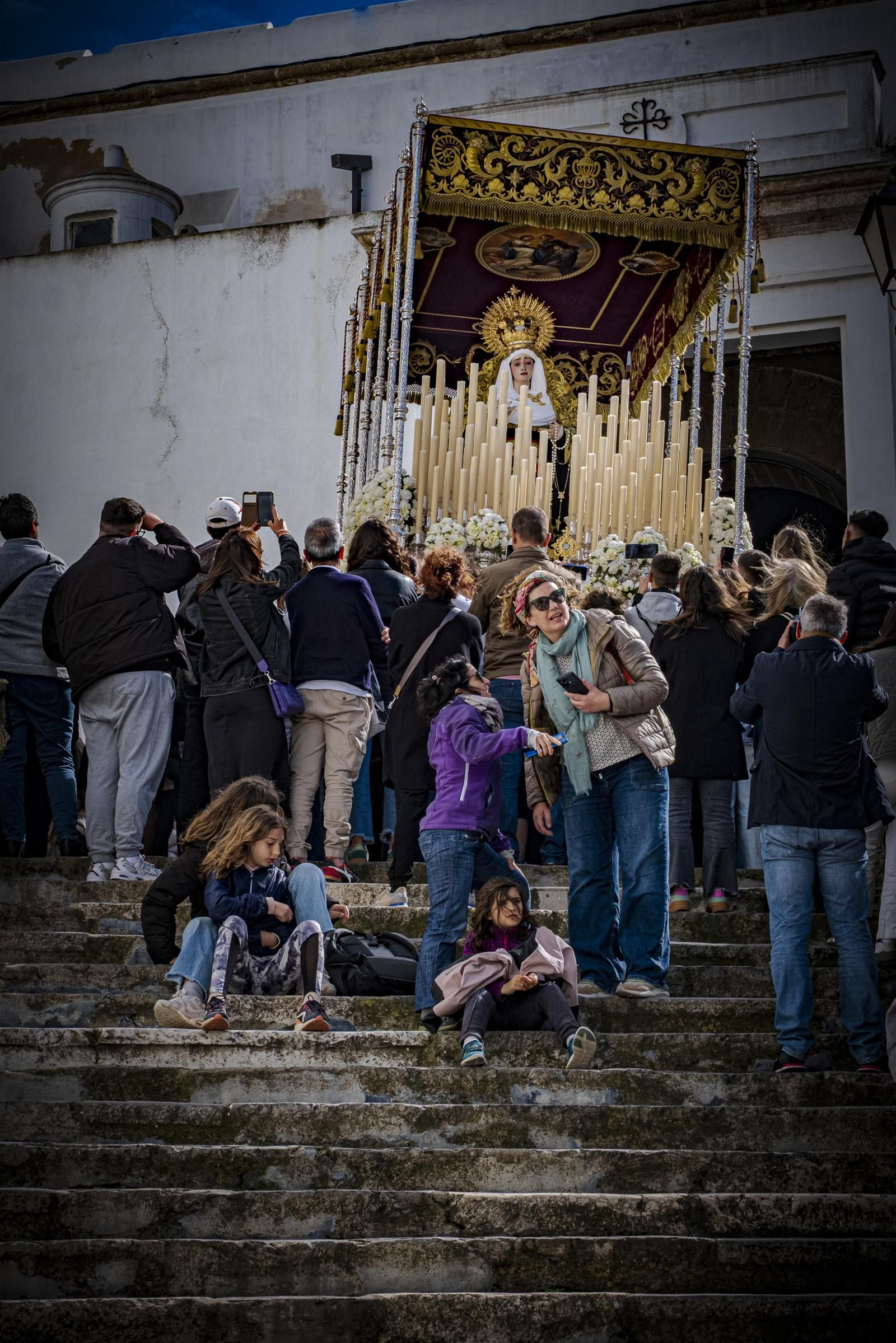 Imágenes de la salida de Sanidad en la Semana Santa de Cádiz 2025