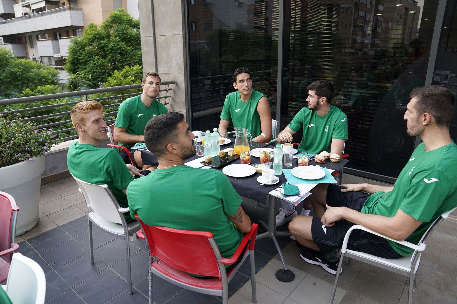 Varios jugadores del Unicaja en el desayuno en el Hospital QuirónSalud Málaga.
