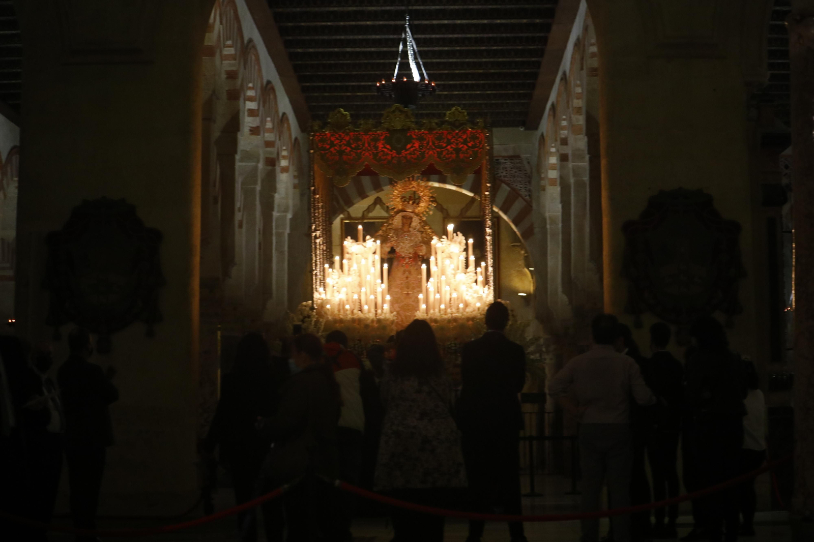 Las imágenes de la Virgen de la O de Córdoba en la Mezquita-Catedral tras suspenderse su salida extraordinaria