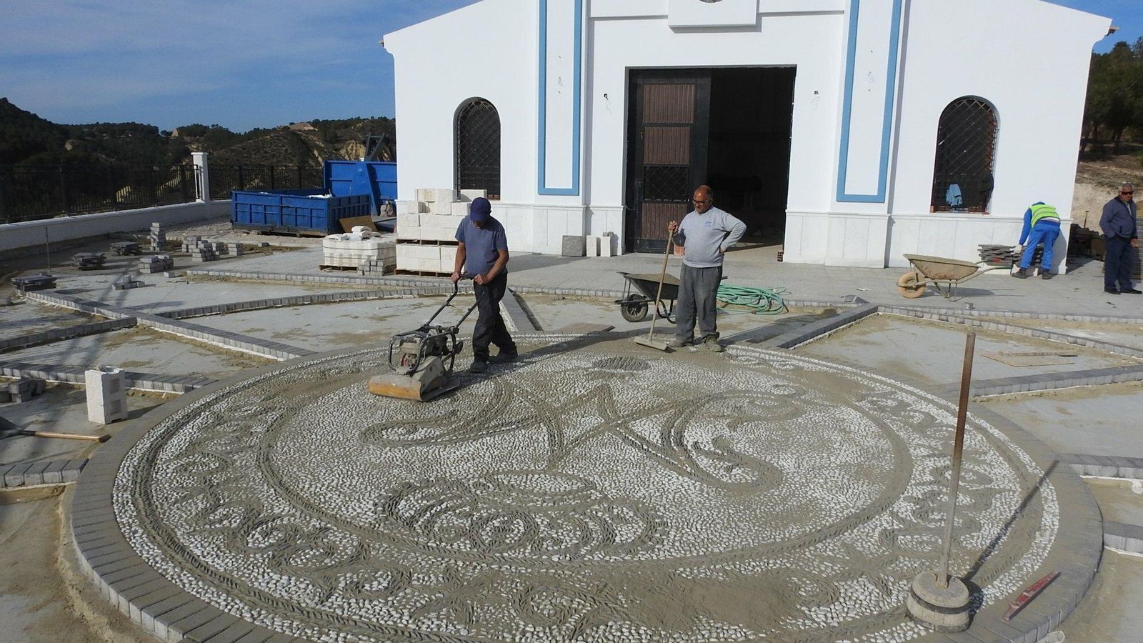 Actuaciones en la plaza de la ermita.