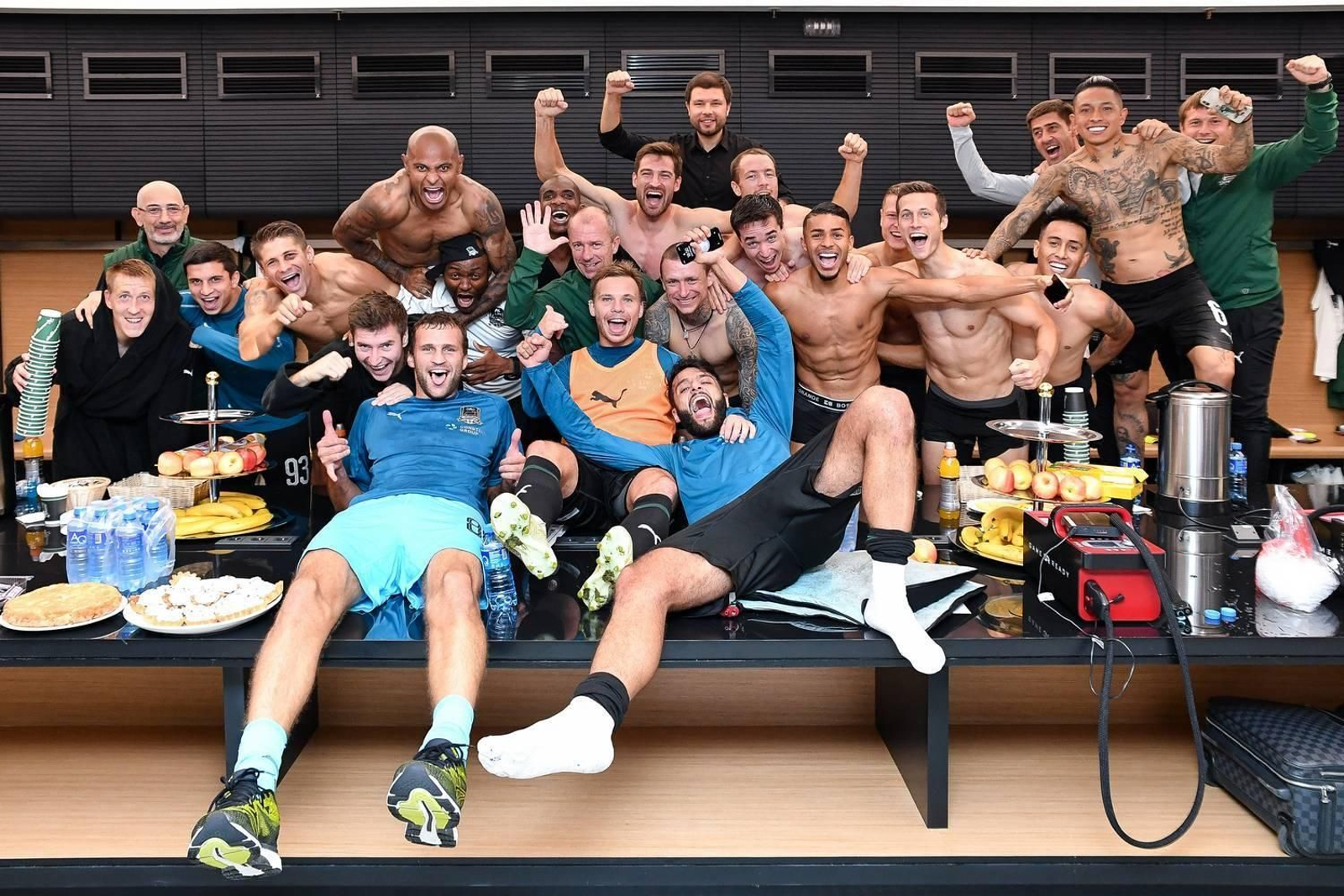 El Krasnodar, lanzado en la liga rusa, venció al Spartak de Moscú (3-0) y posó así en el vestuario.