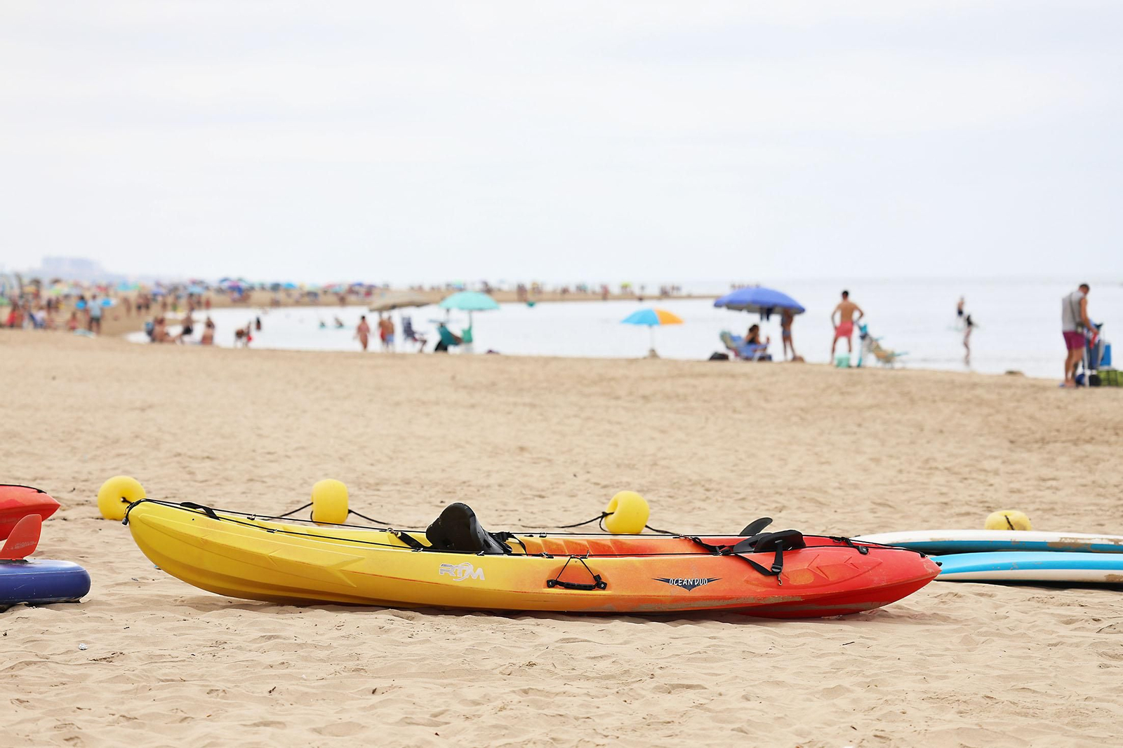 Imágenes del ambiente en las playas de Huelva en la mañana de domingo