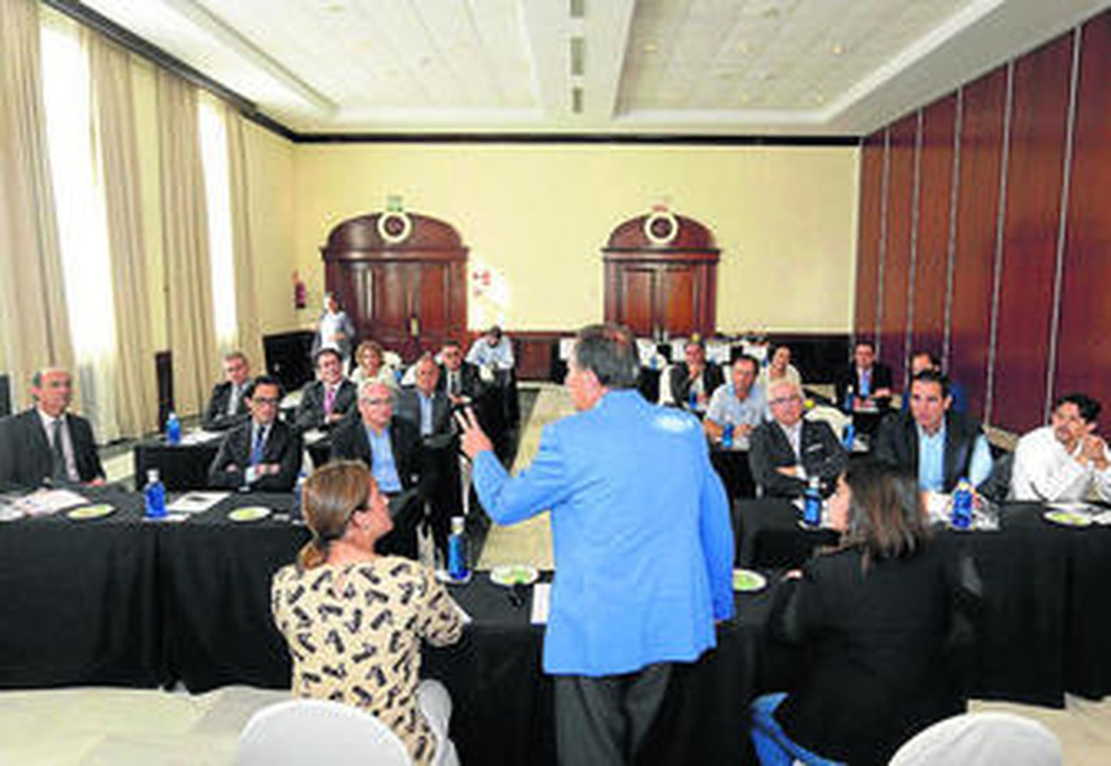 El alcalde se dirige a los representantes del sector durante el encuentro mantenido ayer en el hotel Meliá.