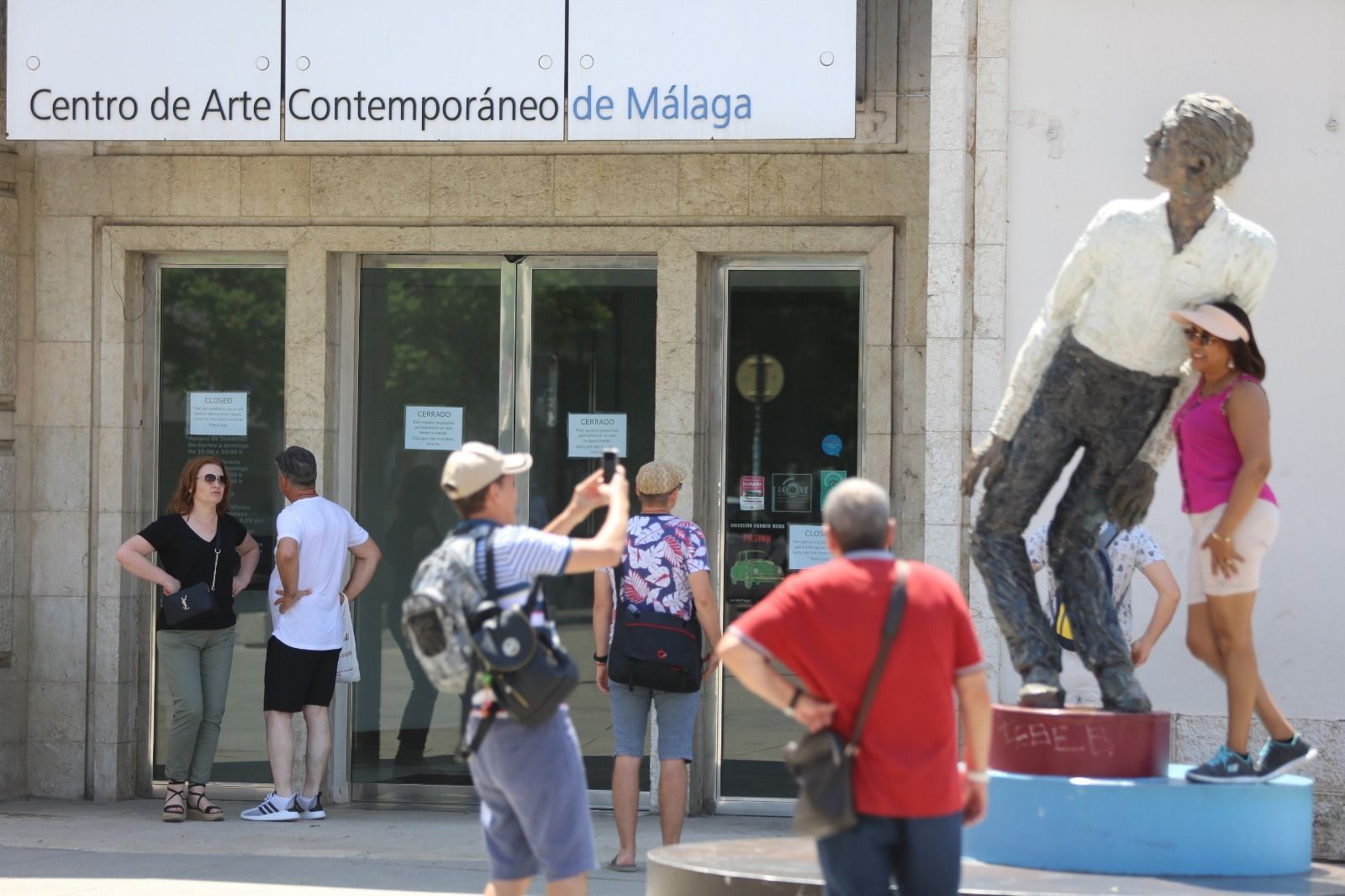 Visitantes a las puertas del Centro de Arte Contemporáneo de Málaga este lunes.