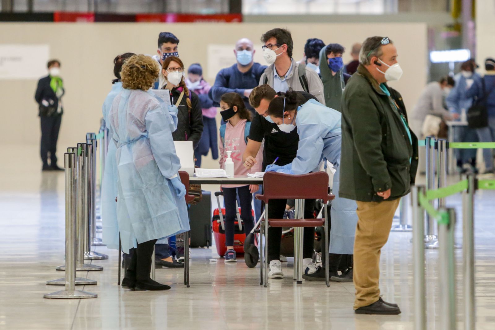 Controles en la terminal 4 del Aeropuerto  de Madrid-Barajas Adolfo Suárez.