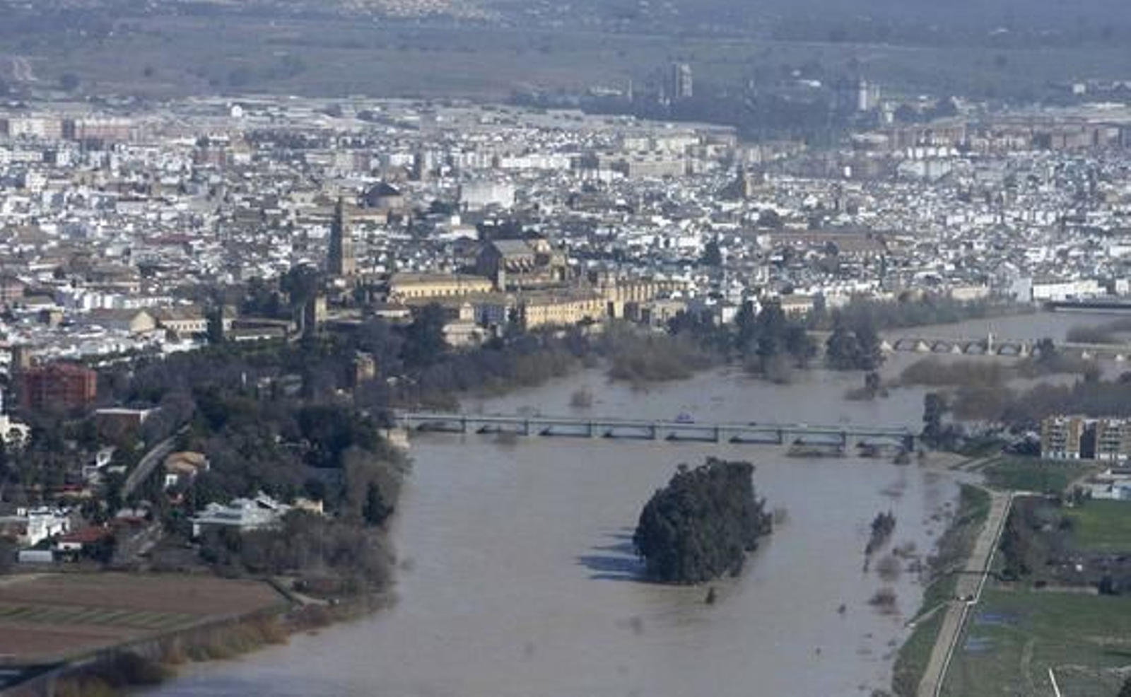 Vista aérea del cauce del río Guadalquivir desbordado a su paso por la zona del aeropuerto, la urbanización Altea y Córdoba. / José Martínez
