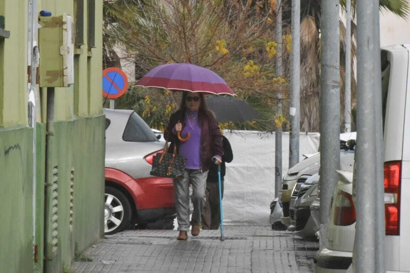 Una mujer se protege con un paraguas, este jueves en Algeciras.