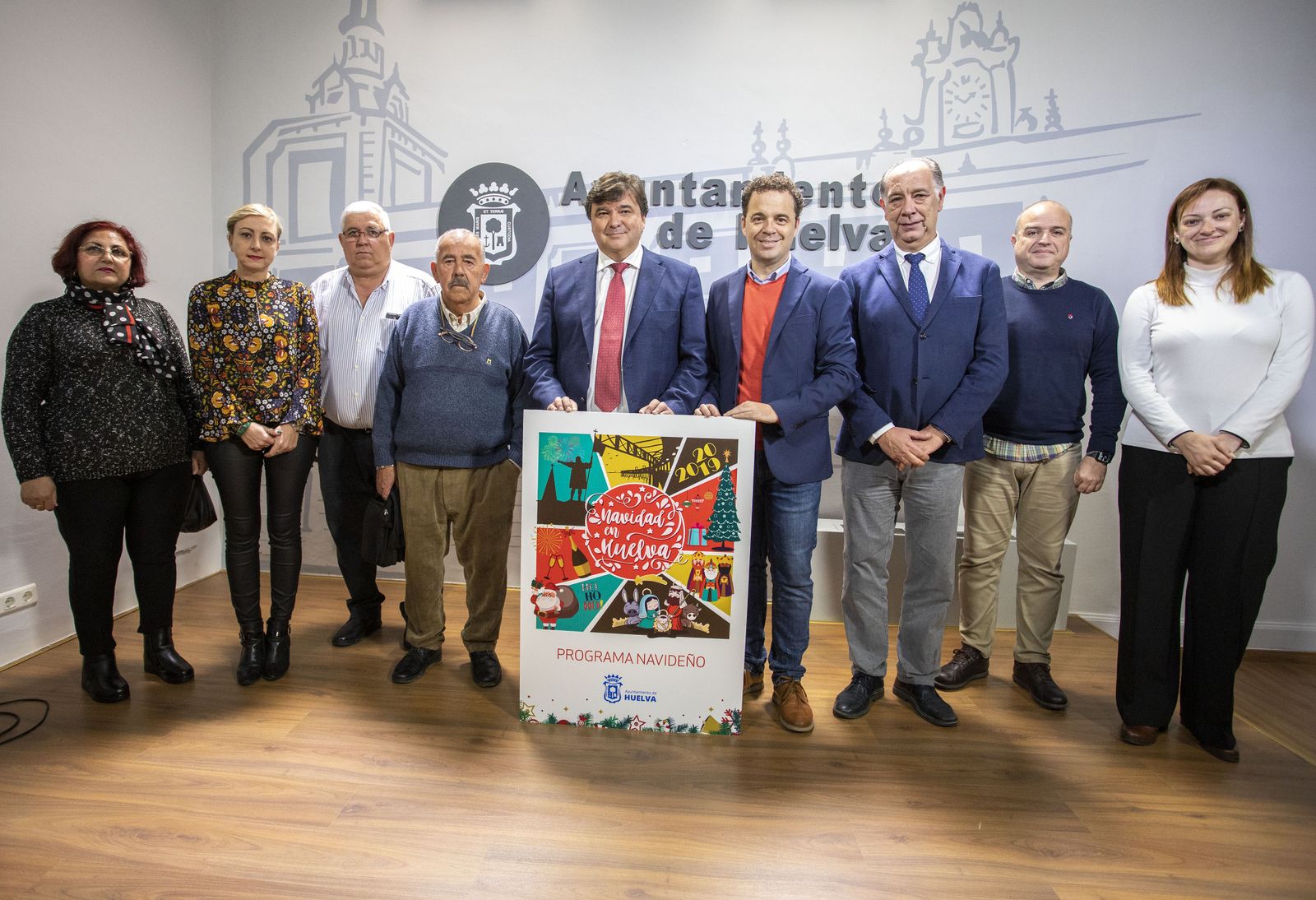 El alcalde de Huelva, con sus ediles y representantes de distintos colectivos, en la presentación de la campaña navideña.