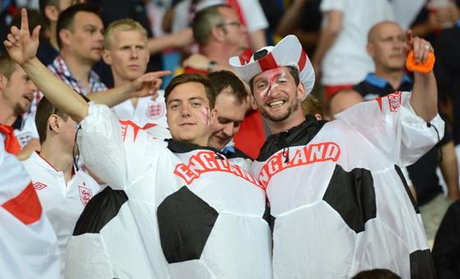 Inglaterra vence 'in extremis' en un partido loco y dejan a Suecia fuera de la Eurocopa.

Foto: AFP