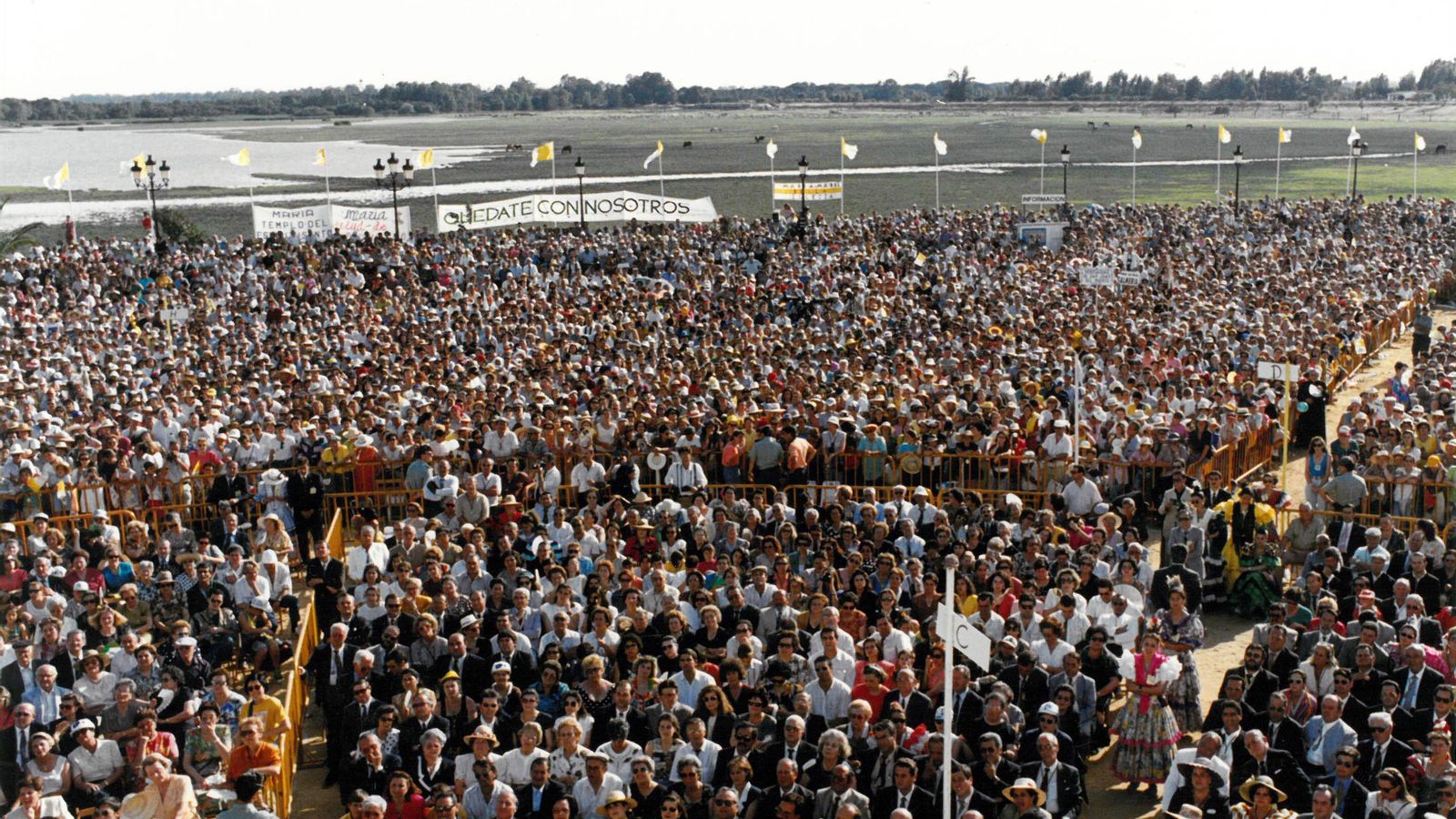 La explanada que antecede a la marisma, repleta de rocieros para escuchar el discurso del Papa.