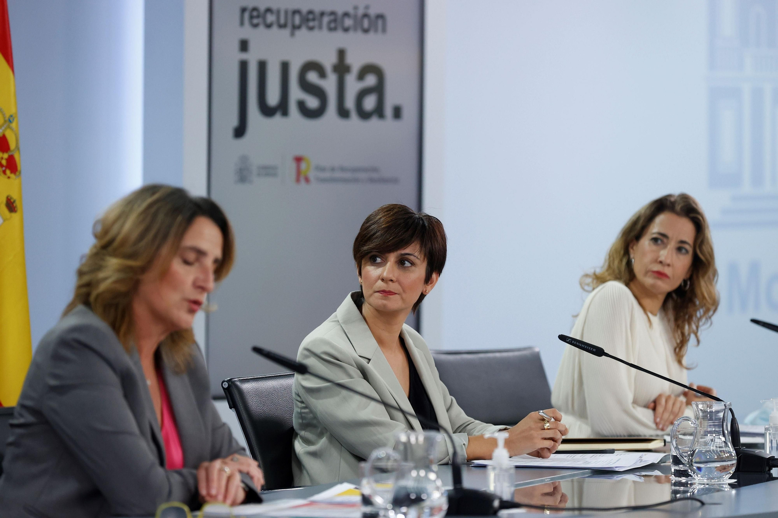 La Ministra de Política Territorial y portavoz del Gobierno, Isabel Rodríguez , en el centro, acompañada por la vicepresidenta tercera y ministra para la Transición Ecológica y el Reto Demográfico, Teresa Ribera (i), y la ministra de Transportes, Movilidad y Agenda Urbana, Raquel Sánchez (d), durante la rueda de prensa posterior a la reunión del Consejo de Ministros.