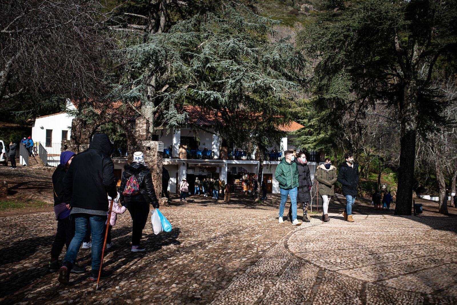 Imagen de archivo. Varias personas pasean por la Sierra.