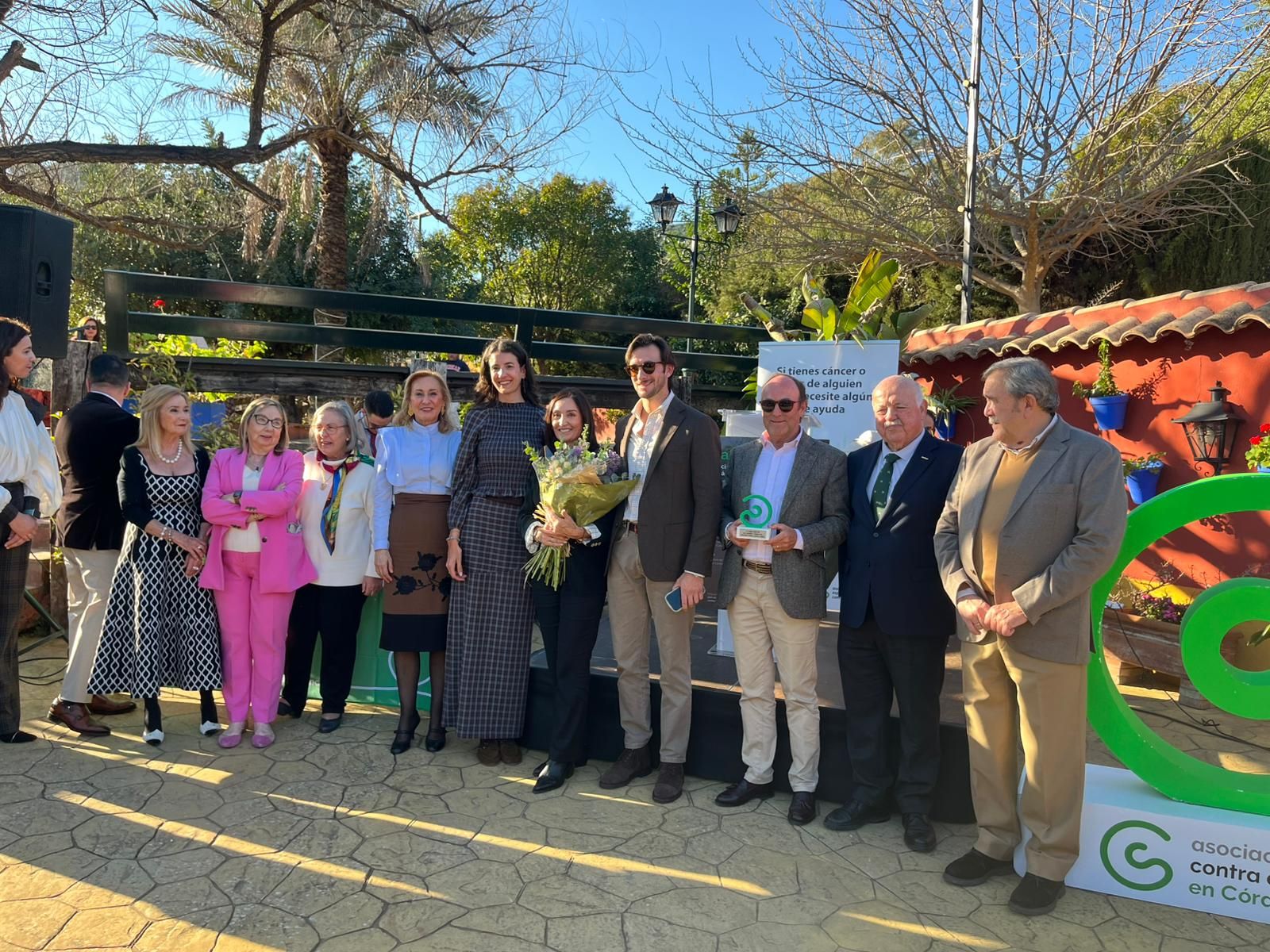 Entrega de reconocimientos durante la VII Gala Solidaria de la Asociación Contra el Cáncer en Córdoba.