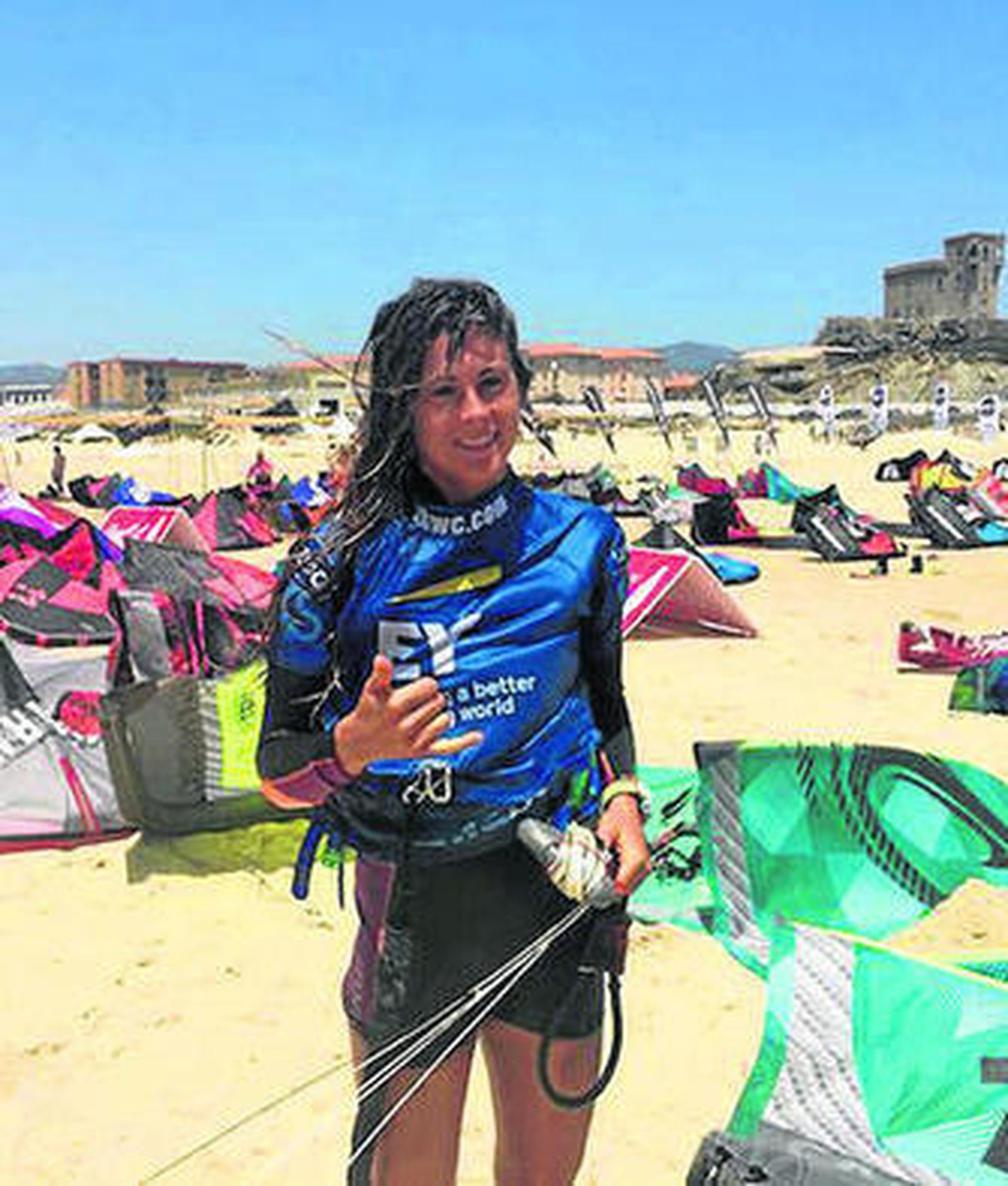 Gisela Pulido saluda tras participar en freestyle.