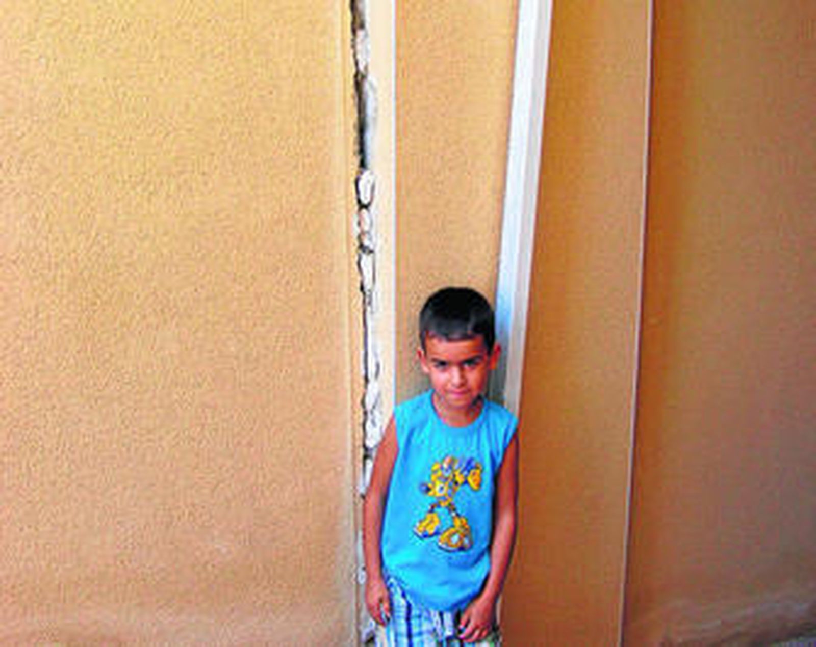 Un niño residente en el Bulevar ante una enorme grieta que puebla su casa.
