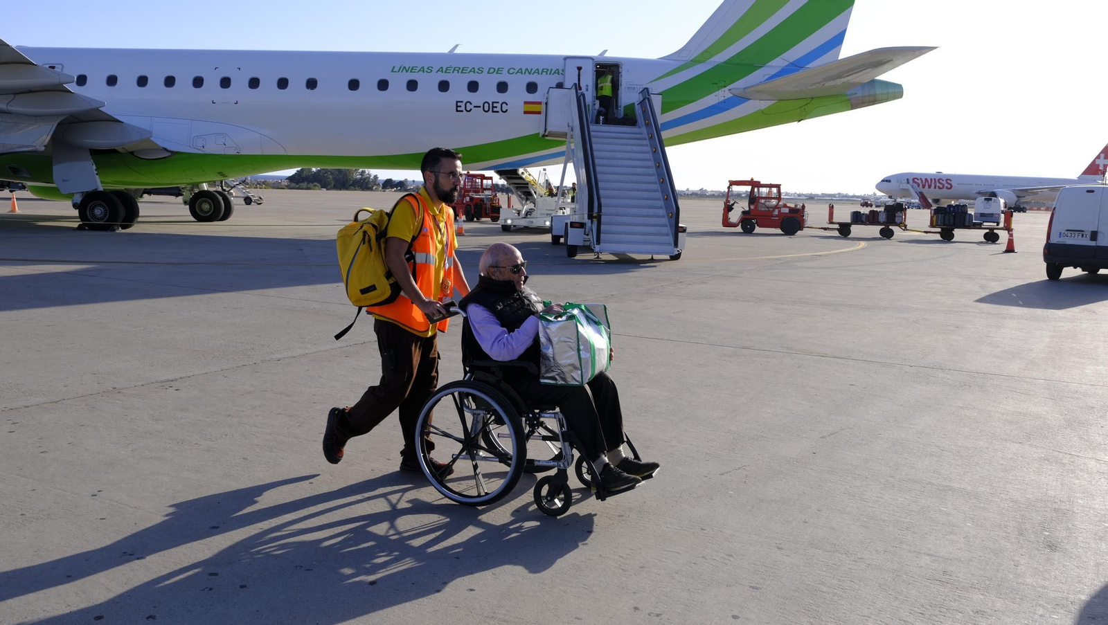 La compañía canaria Binter llega a Almería para quedarse, en imágenes