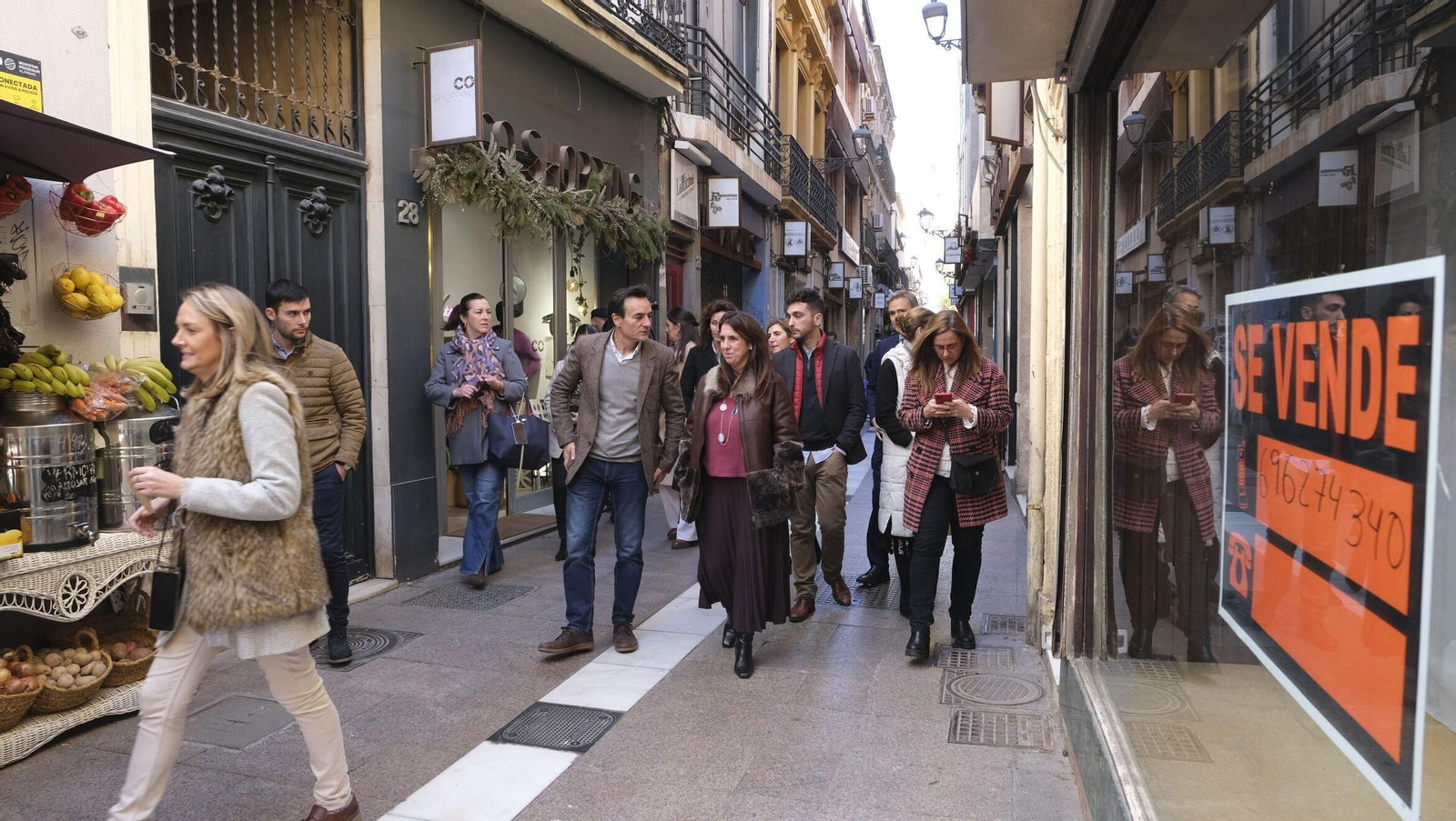Cartel de 'se vende' en una de las tiendas del centro almeriense. Cartel de 'se vende' en una de las tiendas del centro almeriense.