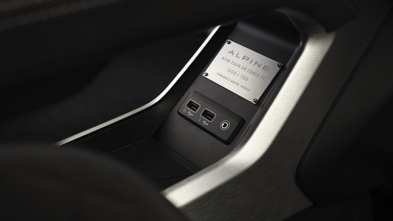 Una placa en el interior numerada refleja la exclusividad de cada uno de los ejemplares que Alpine ha producido.