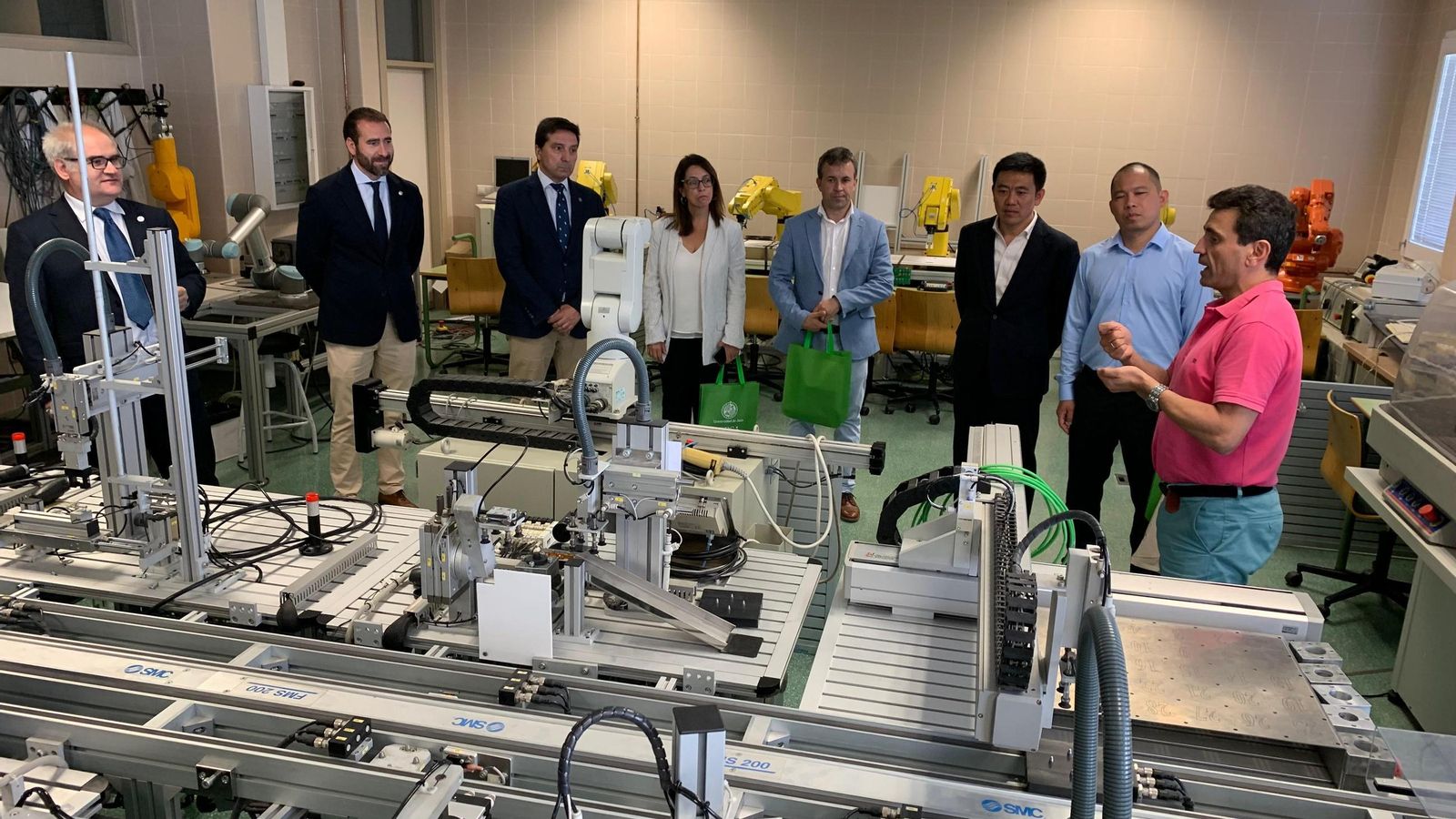 Visita de los responsables de la empresa china y el alcalde a la Universidad de Jaén.