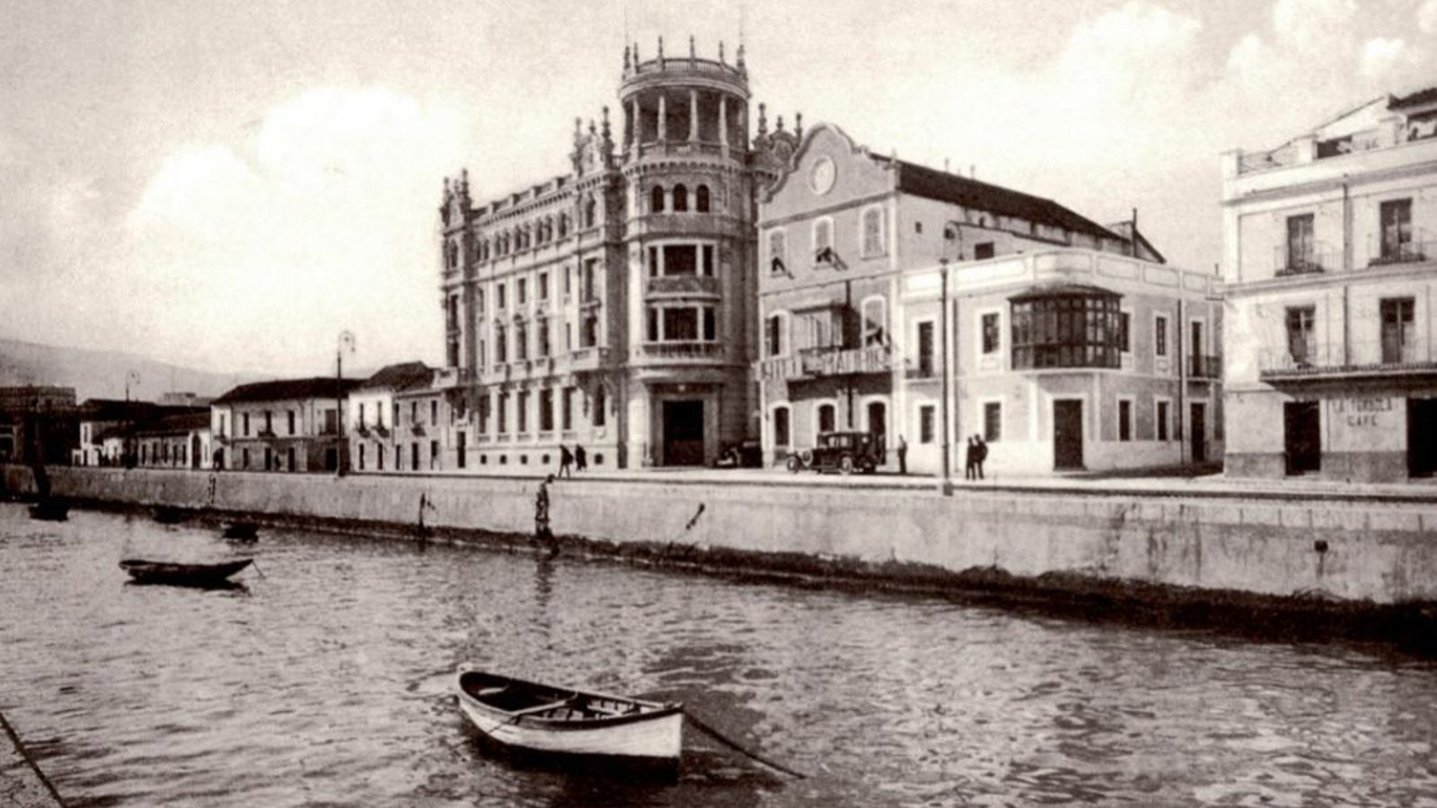 El edificio que fue Hotel Sevilla e Instituto de Segunda Enseñanza, la calle Segismundo Moret y el cauce bajo del río de la Miel hacia 1934.