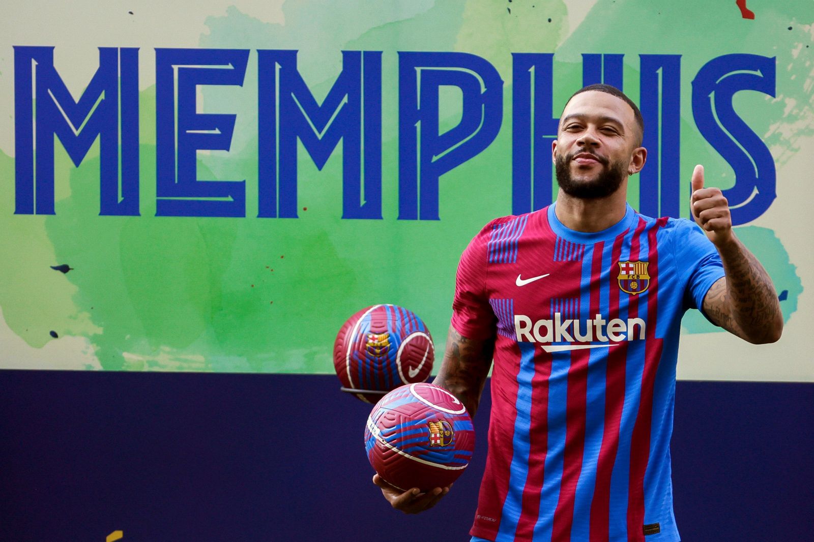Memphis posa con la indumentaria del Barcelona.