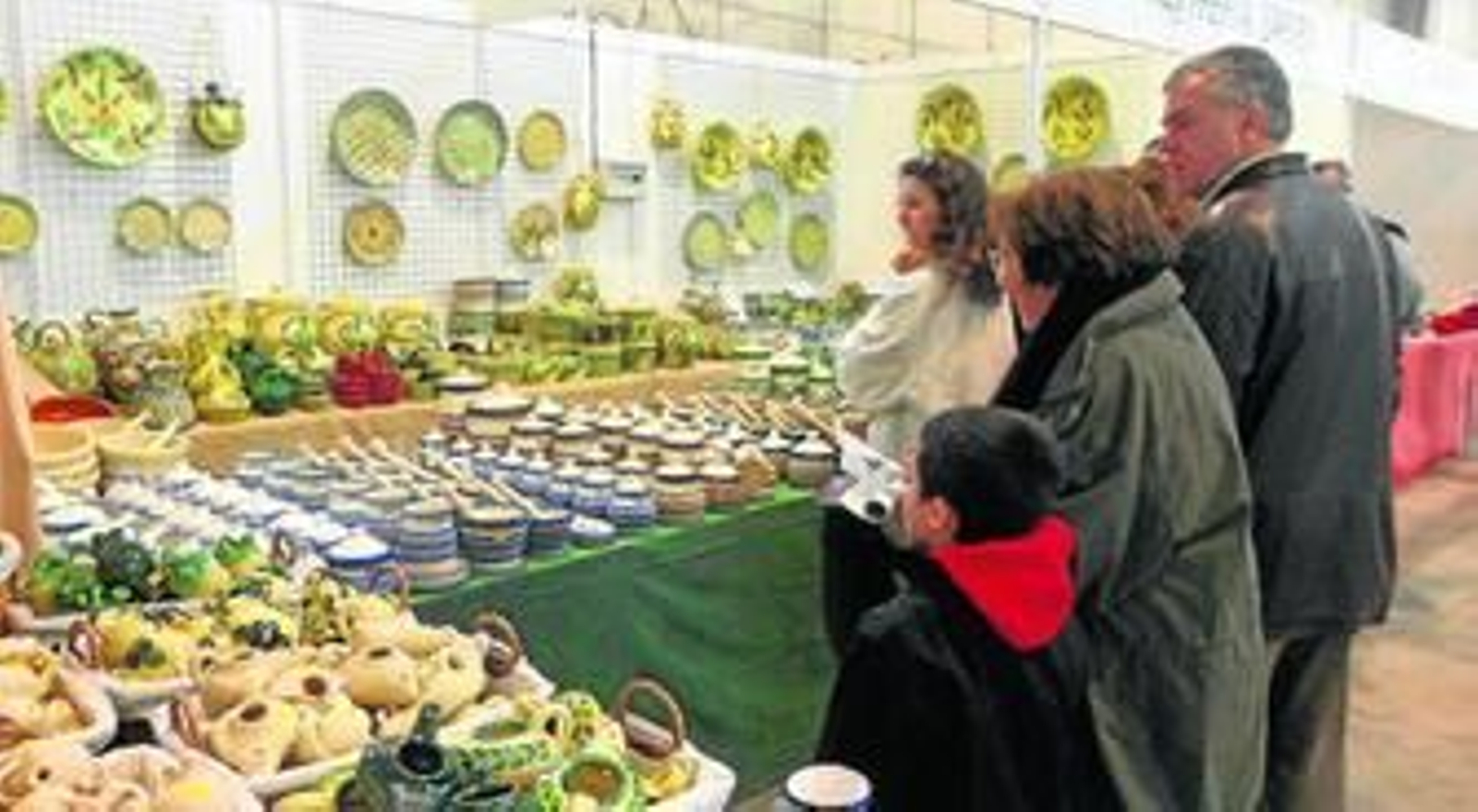 Algunos de los puestos que conforman la Feria de Artesanía Sierra de Aracena.