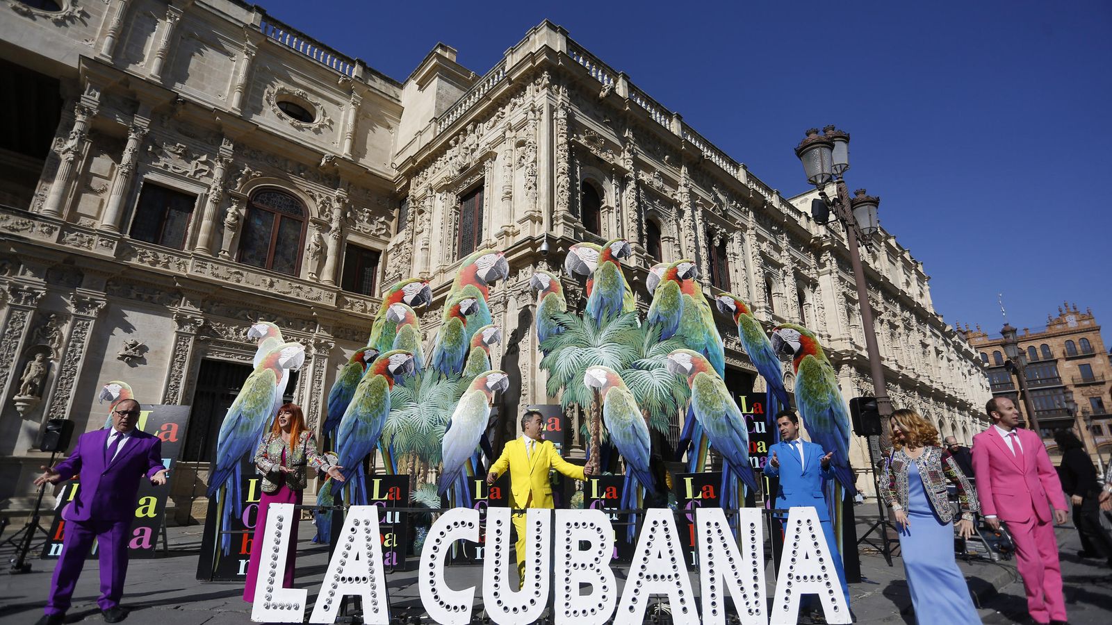Los actores de la compañía La Cubana, durante la presentación de su nuevo espectáculo este miércoles en la Plaza de San Francisco.
