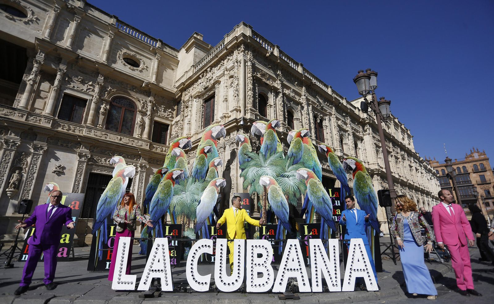 Los actores de la compañía La Cubana, durante la presentación de su nuevo espectáculo este miércoles en la Plaza de San Francisco.