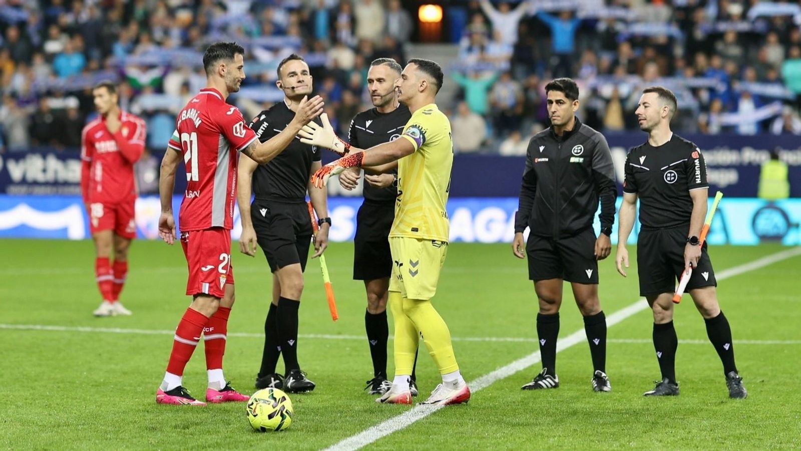 Albarrán saluda a Alfonso Herrero, antes del Málaga - Córdoba CF, partido en el que acabó expulsado.