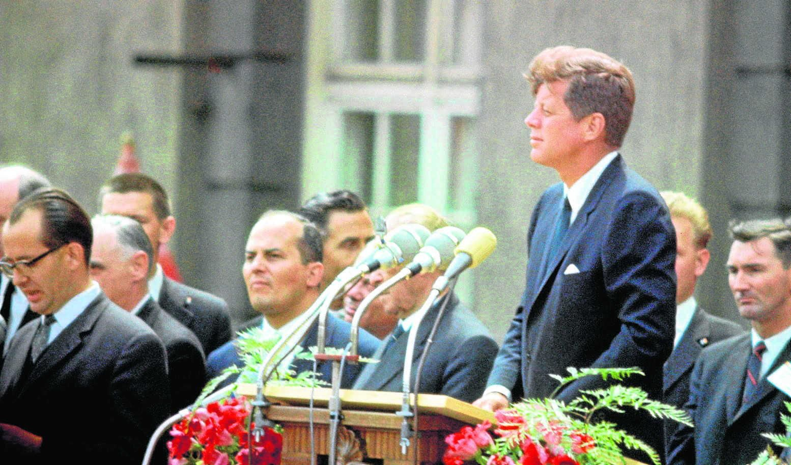 Foto de archivo tomada el 26 de junio de 1963 de John F. Kennedy mientras pronuncia un discurso en Berlín.