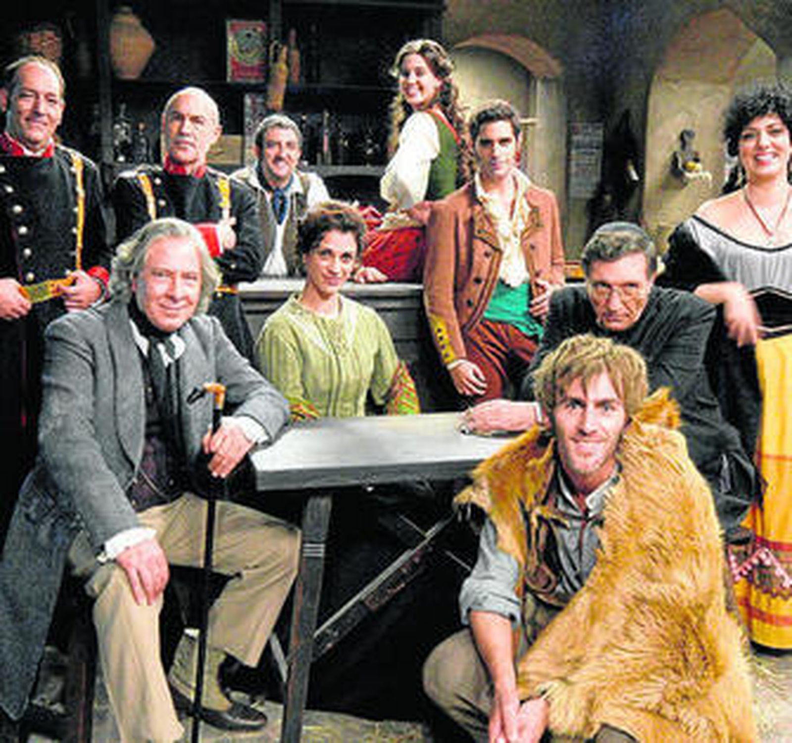 Varios de los personajes del elenco de la segunda temporada de 'Bandolera'.