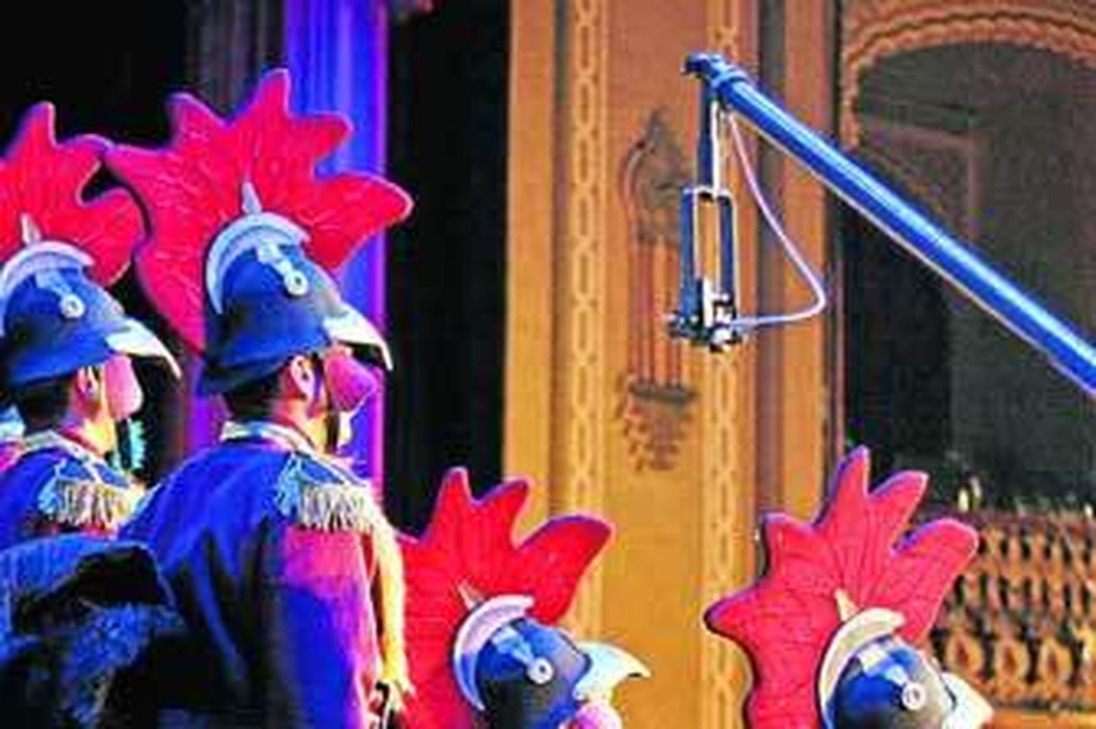 La cámara de Canal Sur cabeza caliente en plena actuación del coro El amanecer de 2012. /Julio González