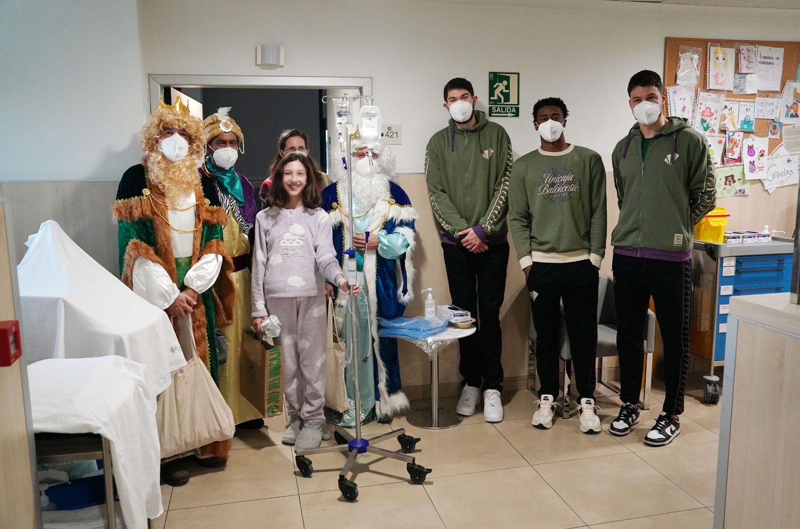 Los Reyes Magos visitan junto a jugadores del Unicaja a pacientes en Quirón