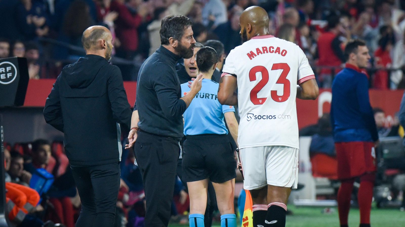 Quique Sánchez Flores le comenta algo a Marcao durante el partido.