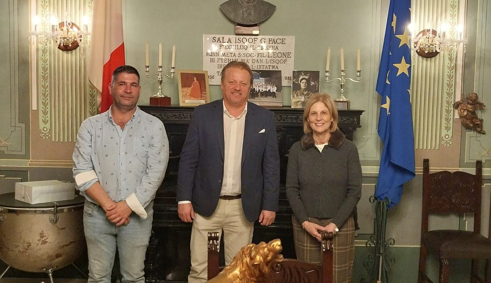 En la foto, de derecha a izquierda, María José García-Pelayo, alcaldesa de Jerez, Bryan Azzopardi, alcalde de Victoria y Gustavo Cordero, presidente del Ateneo de Jerez