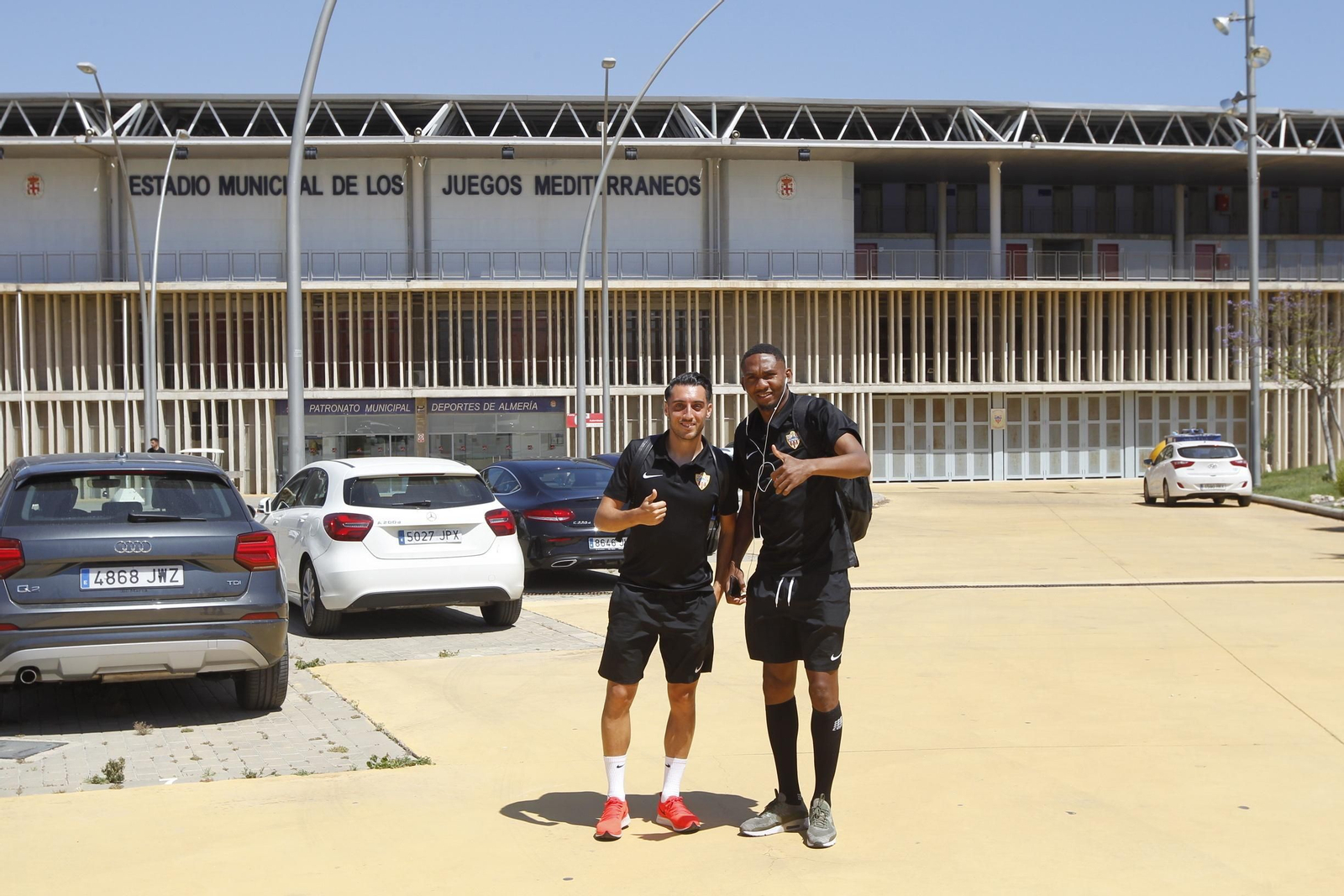 Aguza y Owona, antes de subir al autocar.