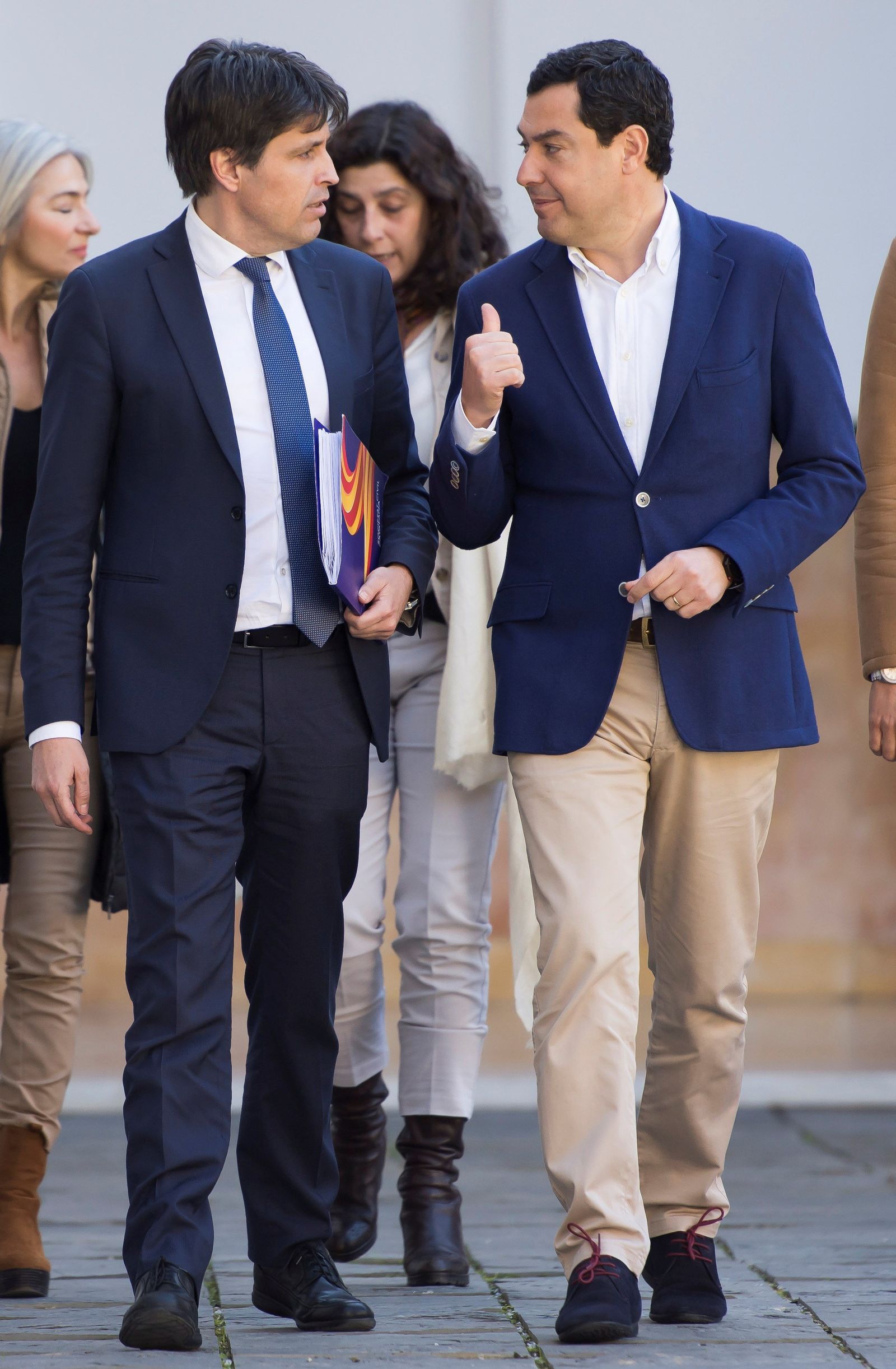 El presidente de SCC, José Rosiñol, con Juanma Moreno, ayer en Sevilla.