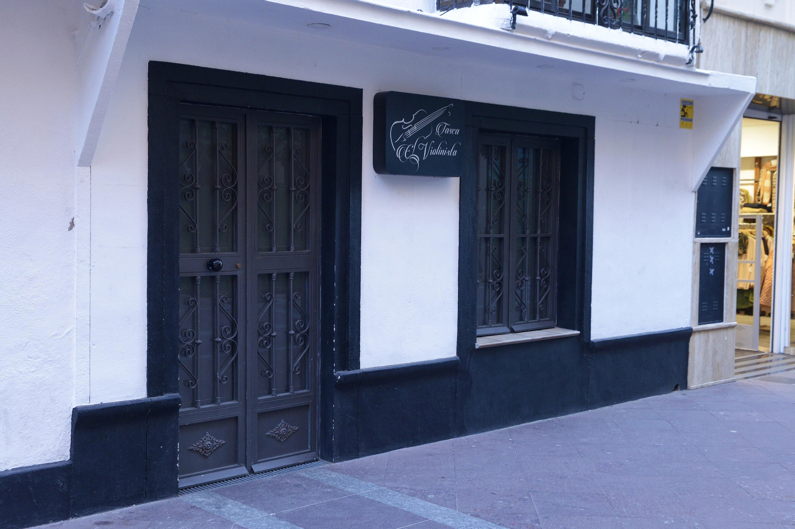 Fotos del cierre de comercios y bares en las calles por el Covid