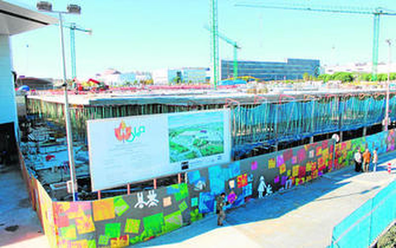 Obras del centro comercial y de ocio Holea, junto al hipermercado de Carrefour en la Ronda Exterior de Huelva.