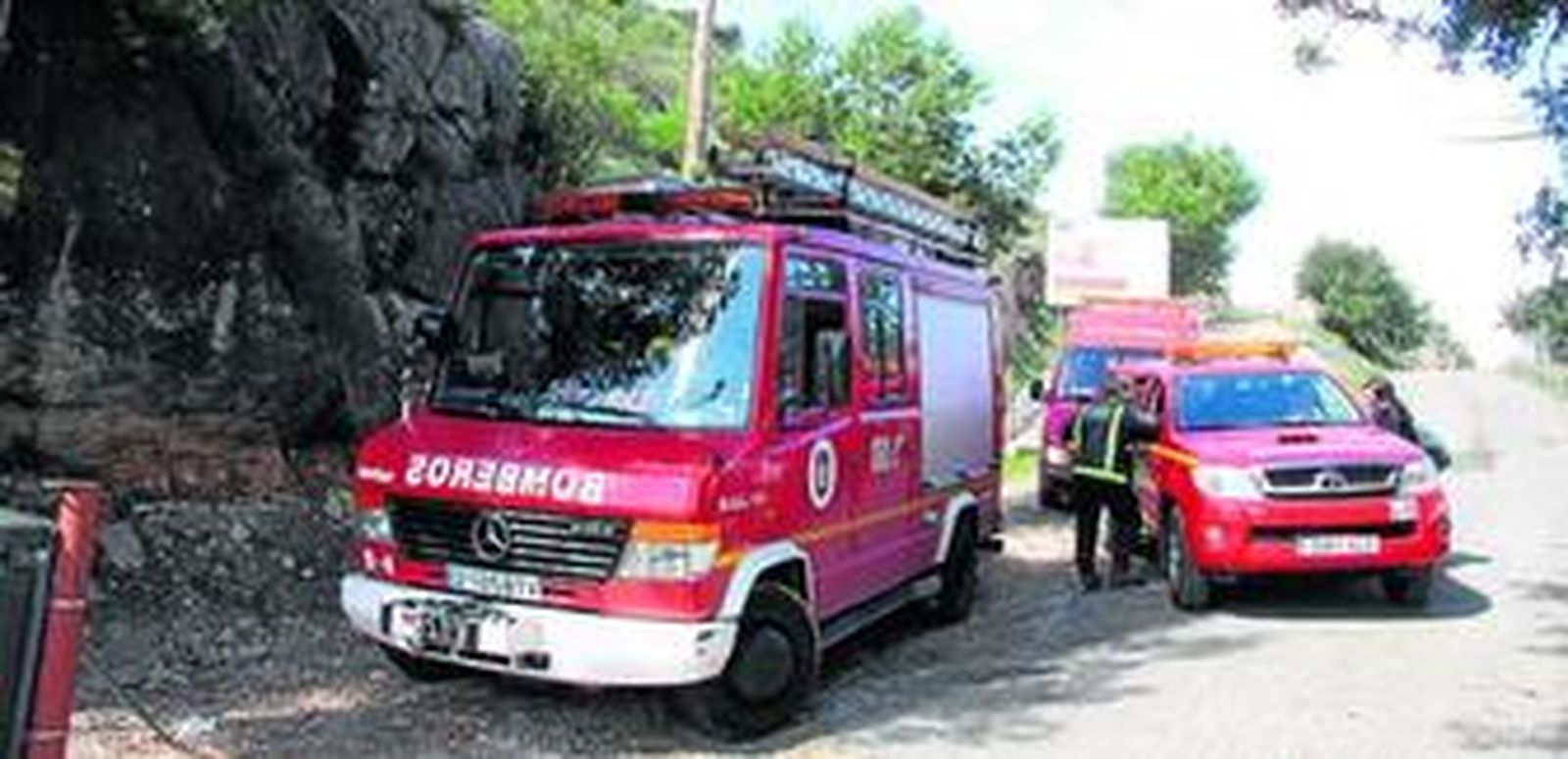 Algunos de los vehículos de Bomberos cerca del lugar de los hechos ayer.