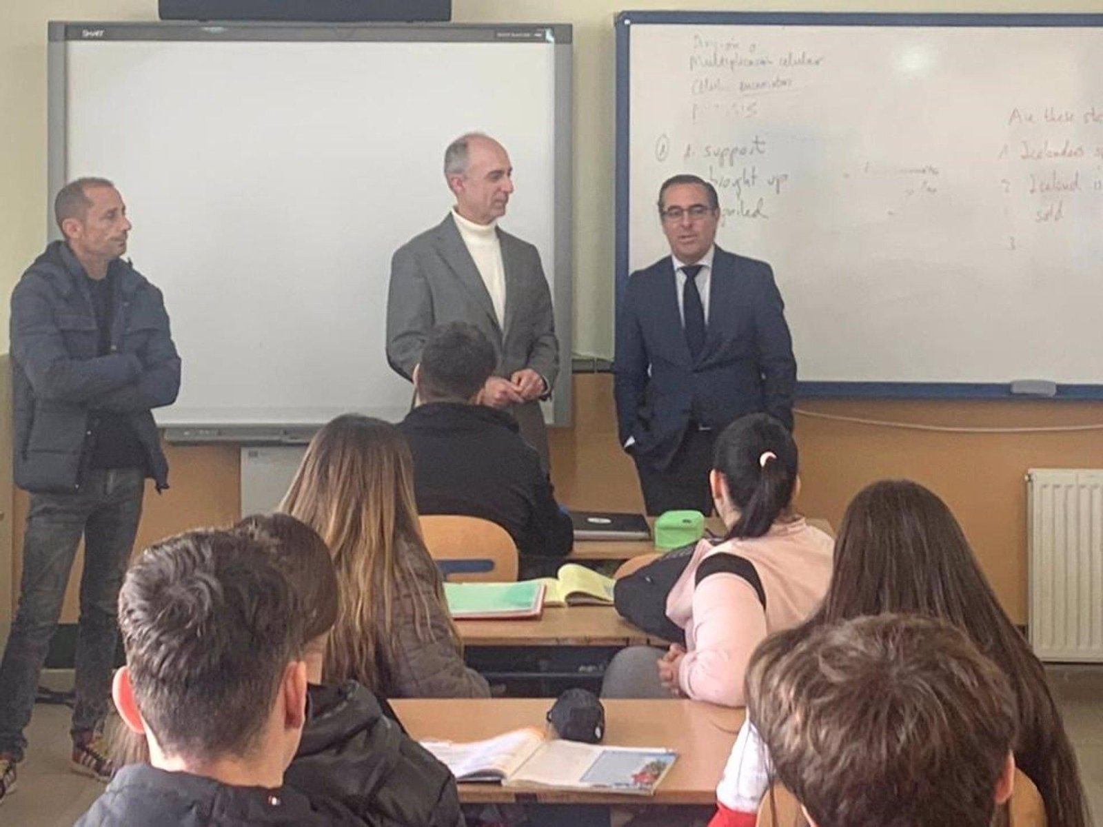El delegado de Educación, Miguel Briones, visita el IES Mediterráneo de Málaga.