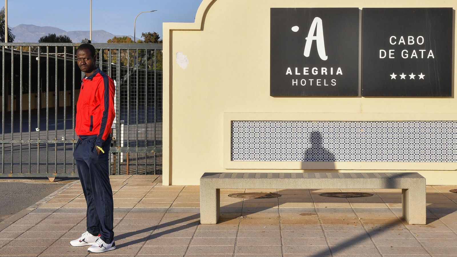 Muchos migrantes son alojados en hoteles de la costa almeriense como medida provisional
