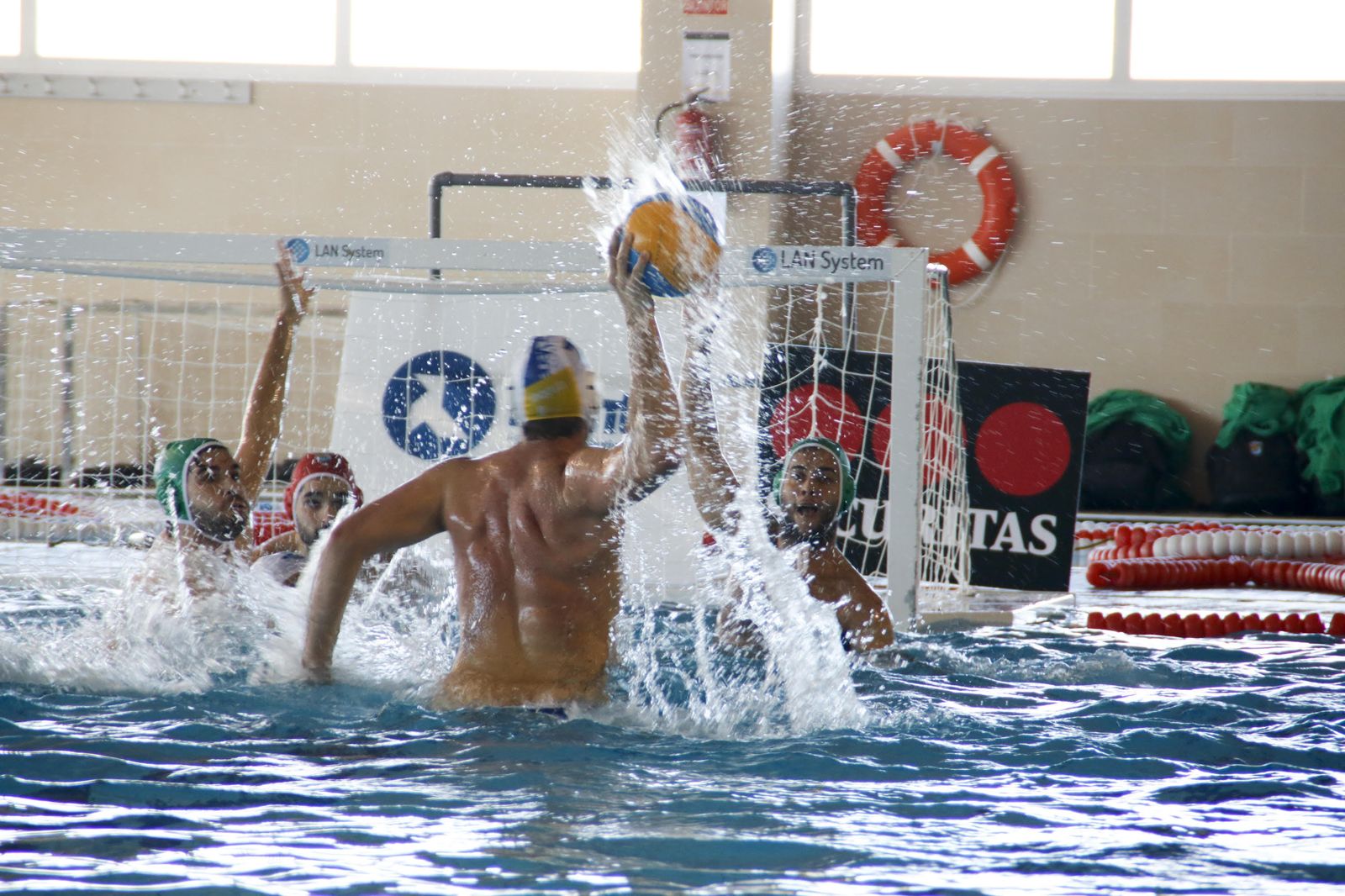 Un jugador del Huétor Vega intenta un lanzamiento a puerta