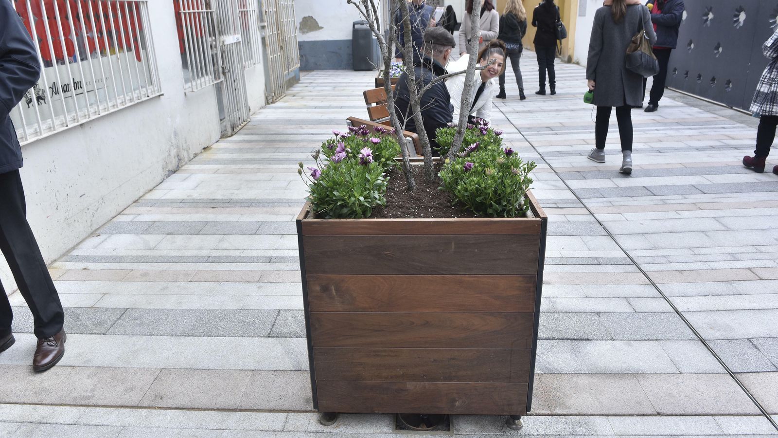 Uno de los macetones que han colocado en la calle Baños tras la peatonalización.